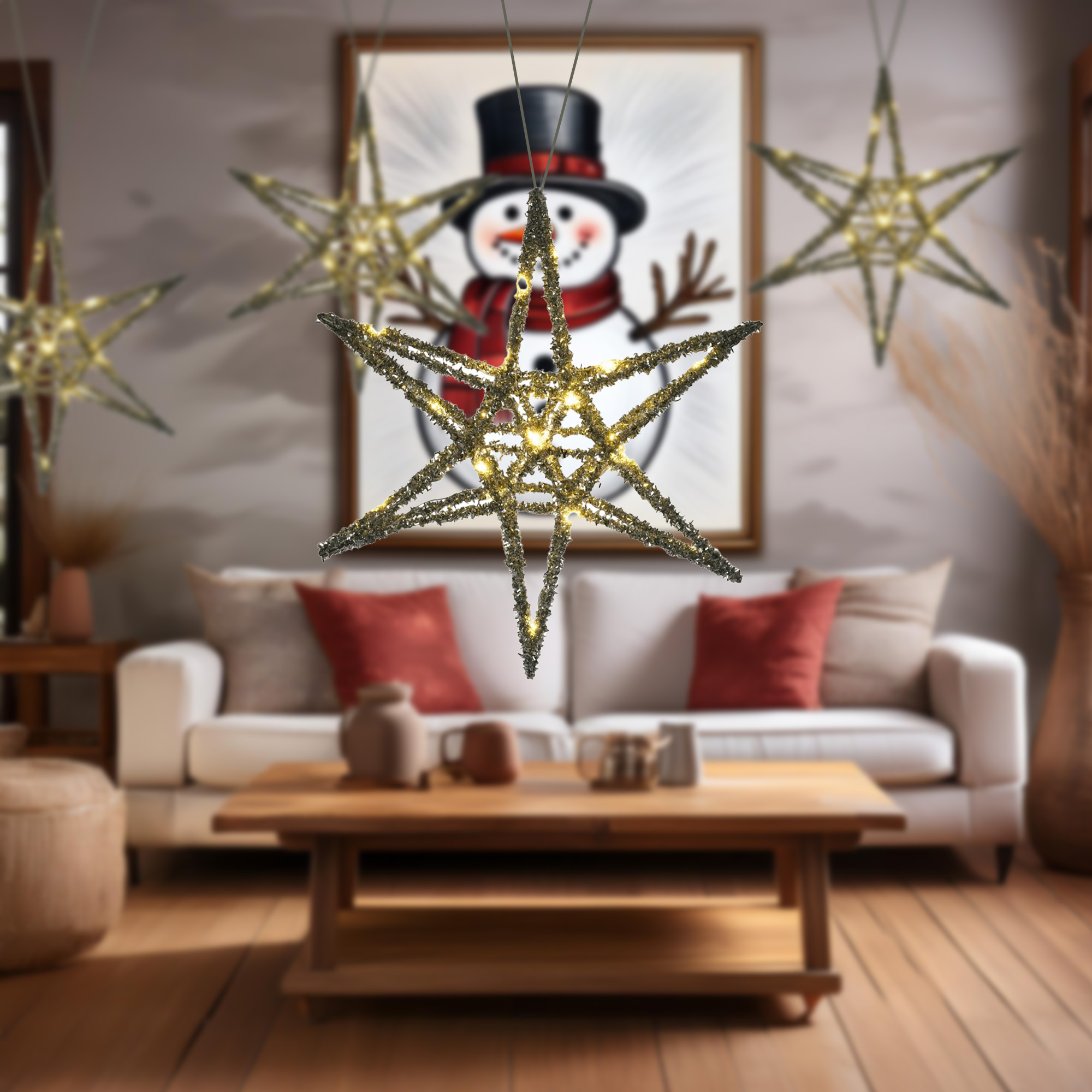 Salón con luces en forma de estrella colgando. Pintura de un muñeco de nieve sobre un sofá. Mesa y suelo de madera.