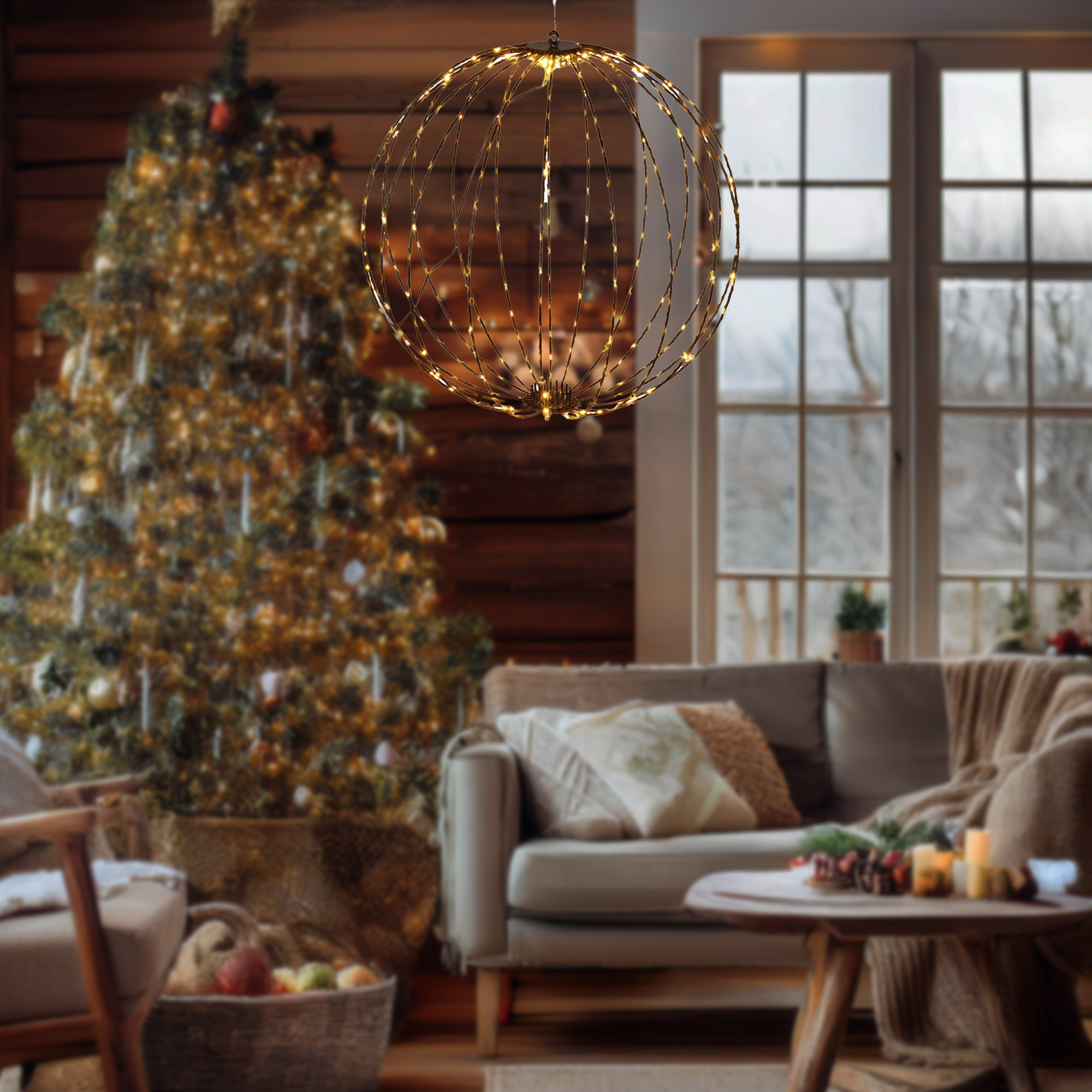 Un salón acogedor decorado para Navidad. Cuelga un orbe iluminado, un árbol al fondo y un sofá con una manta es visible.