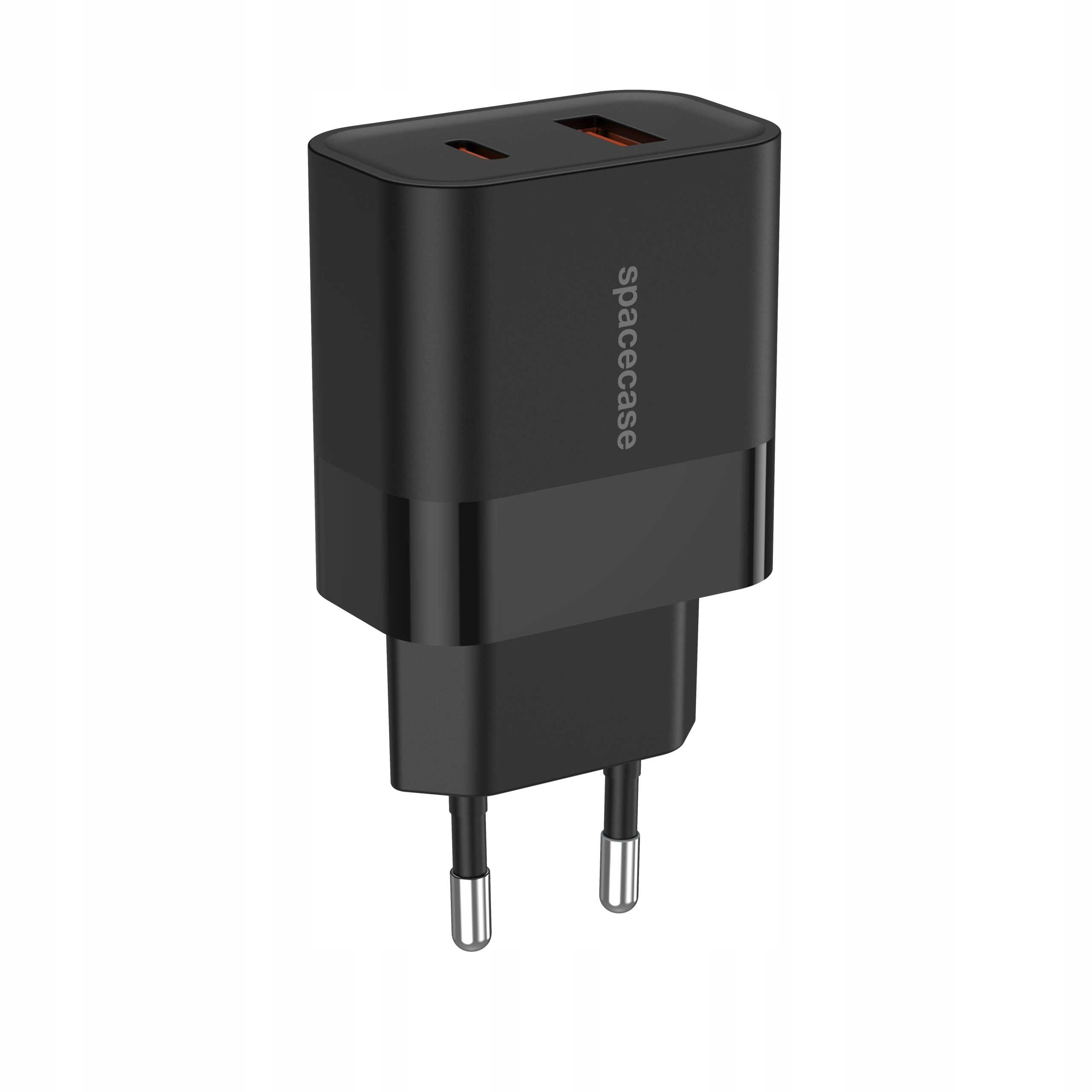 Czarna ładowarka ścienna spacecase. Ma dwa bolce i logo spacecase z boku. Jest na białym tle.