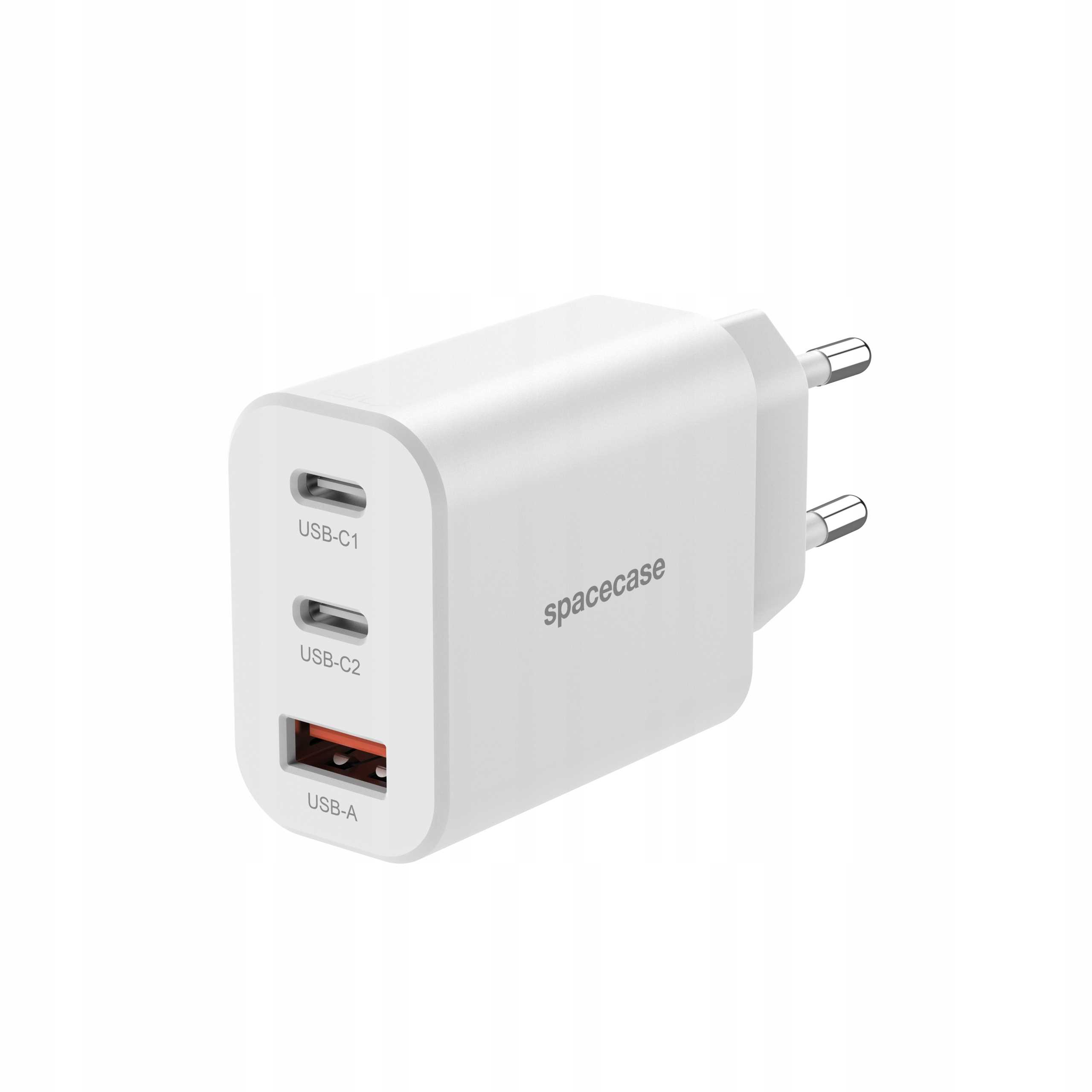 Biała ładowarka Spacecase z portami USB-C i USB-A. Posiada wtyczkę do gniazdka.
