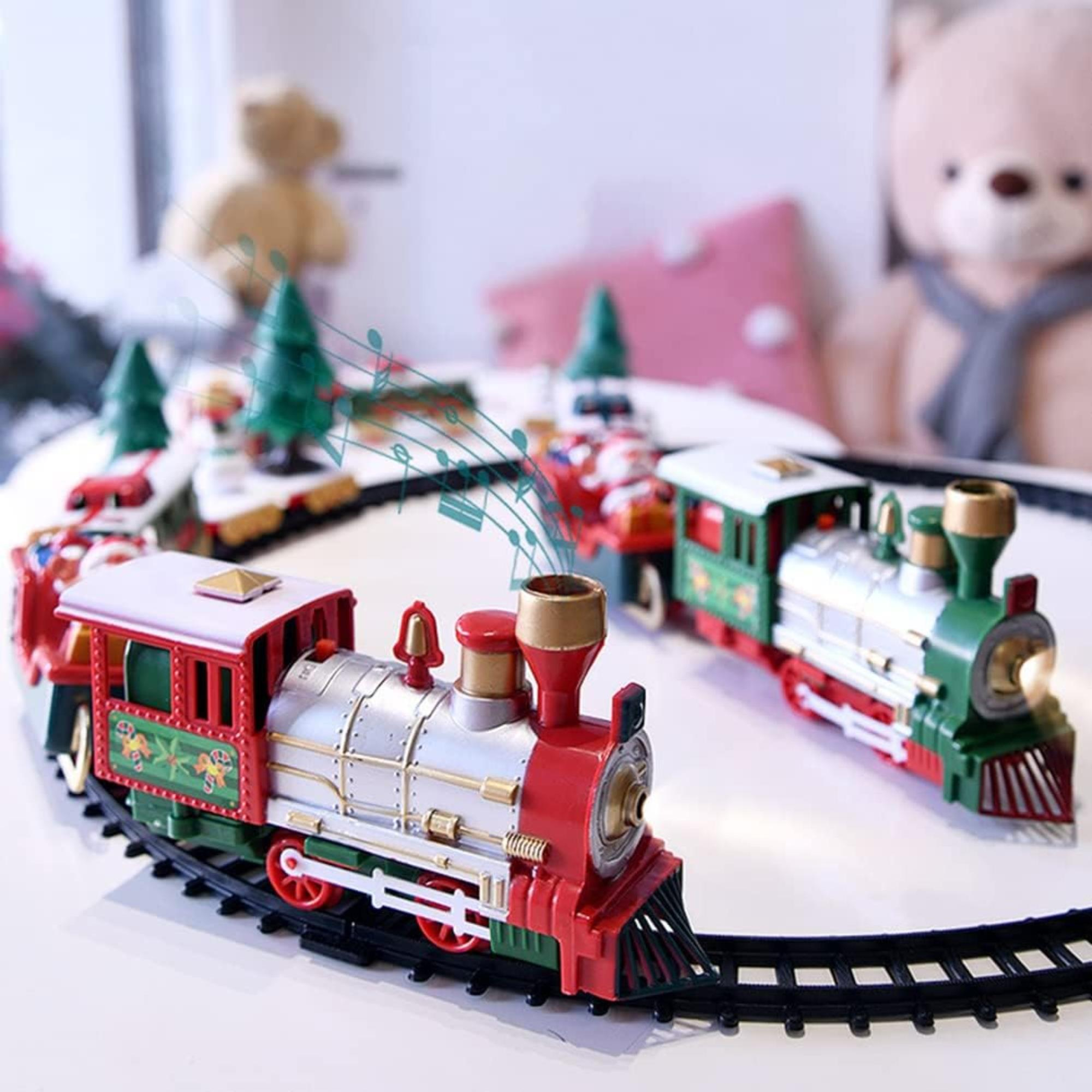 Juego de trenes de juguete sobre vías, locomotoras rojas y verdes, árboles verdes, notas musicales y un oso de peluche.