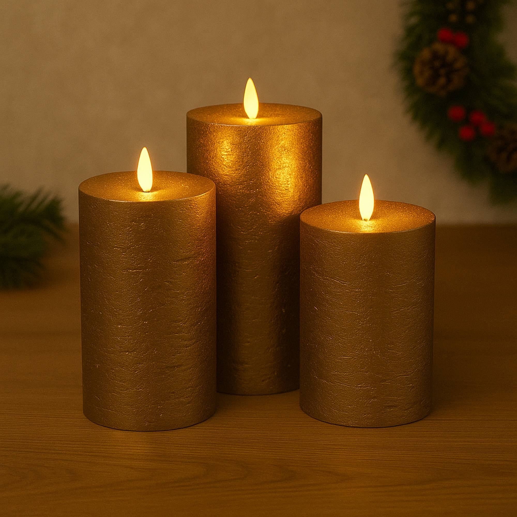 Tres velas doradas con llamas encendidas sobre una mesa de madera. Una corona navideña al fondo.