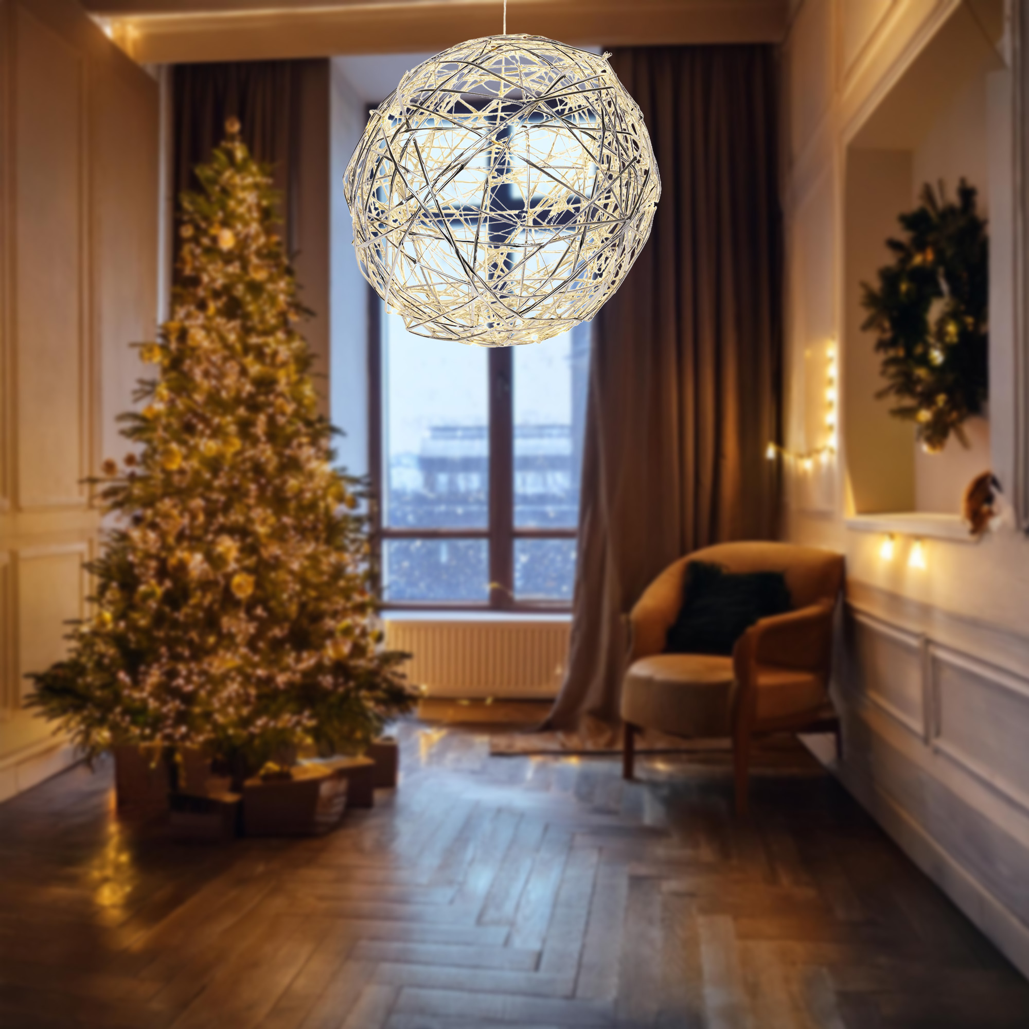 Un árbol de Navidad decorado con luces. Una lámpara de bola tejida cuelga del techo. Una silla cómoda junto a una ventana.
