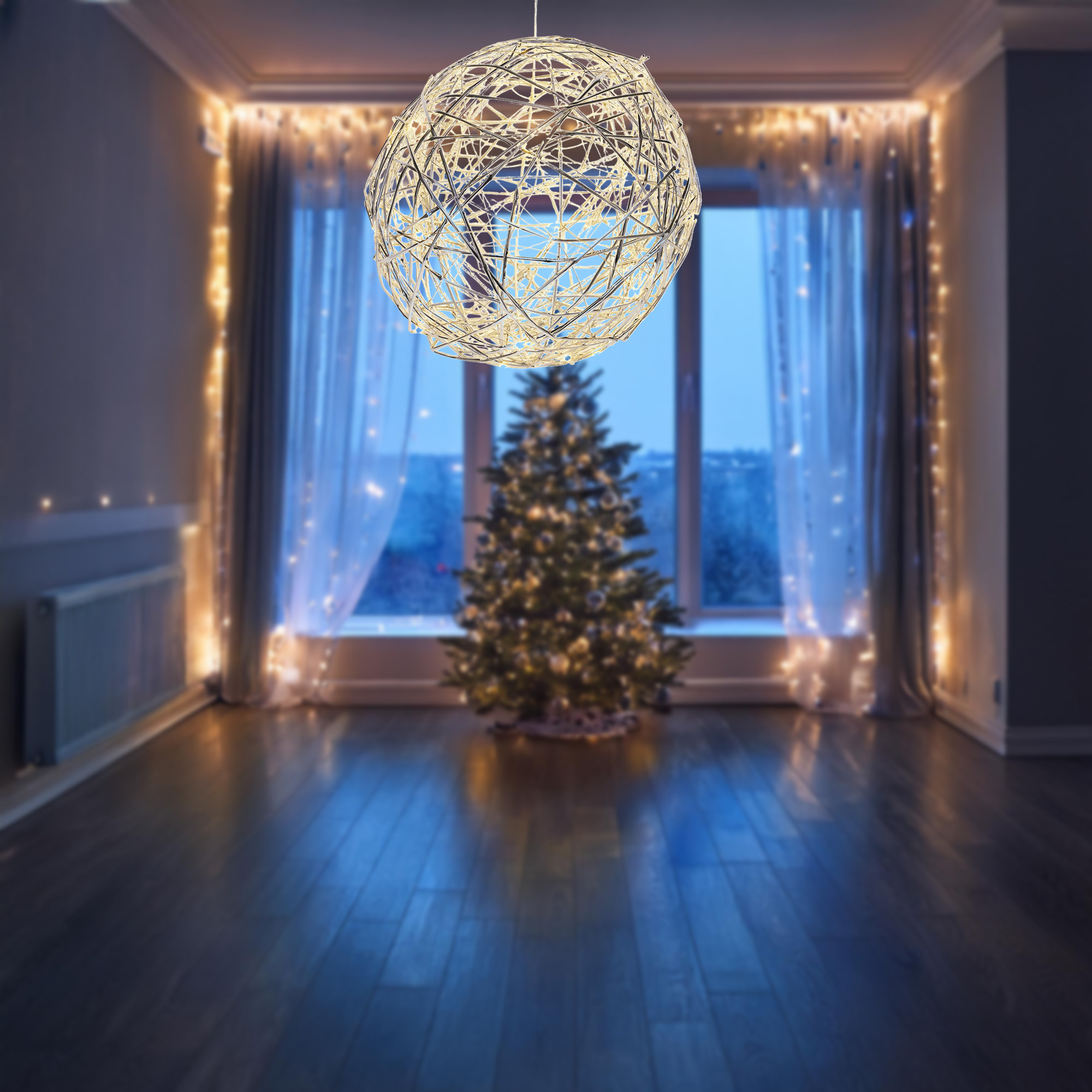 Una escena navideña con un árbol, una lámpara colgante y luces de cadena. Al fondo hay una ventana con vistas al exterior.