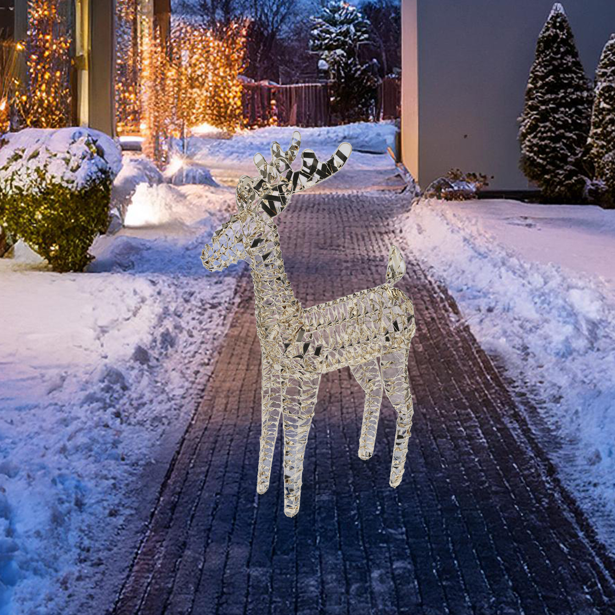 Una estatua de ciervo de cristal se encuentra en un camino nevado. El fondo incluye una casa, árboles y luces navideñas.