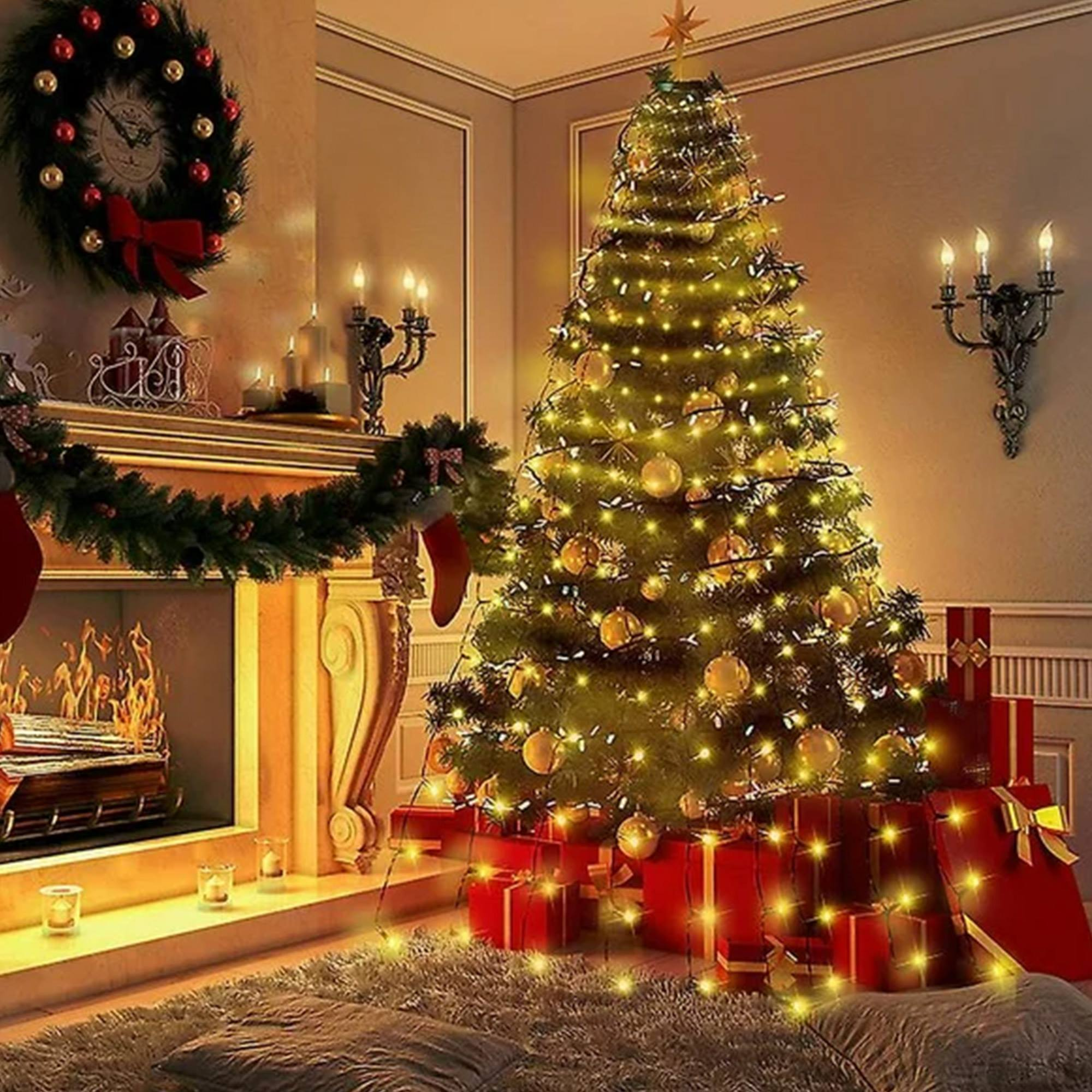 Escena navideña con árbol decorado, chimenea, guirnalda y regalos. Iluminado con luces cálidas, creando un ambiente acogedor.