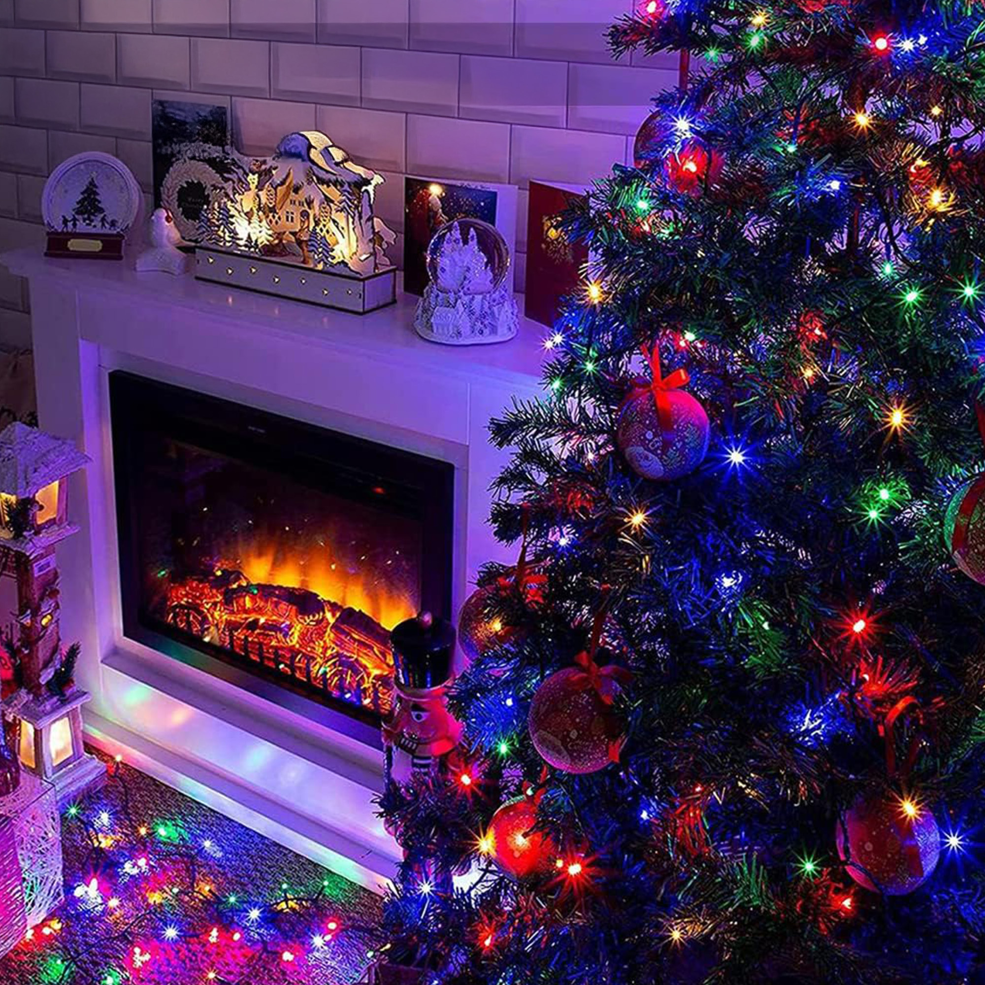 Una escena navideña con árbol, chimenea y adornos. Las luces están por todas partes.