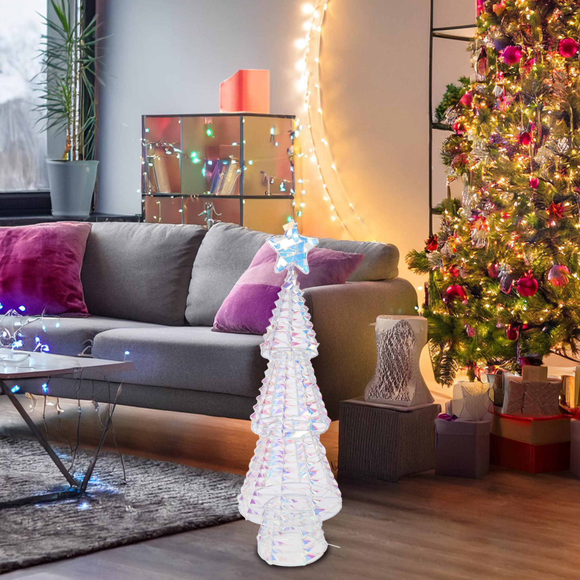 Un árbol de Navidad iluminado en una sala de estar con decoraciones. Un árbol blanco iluminado en primer plano.