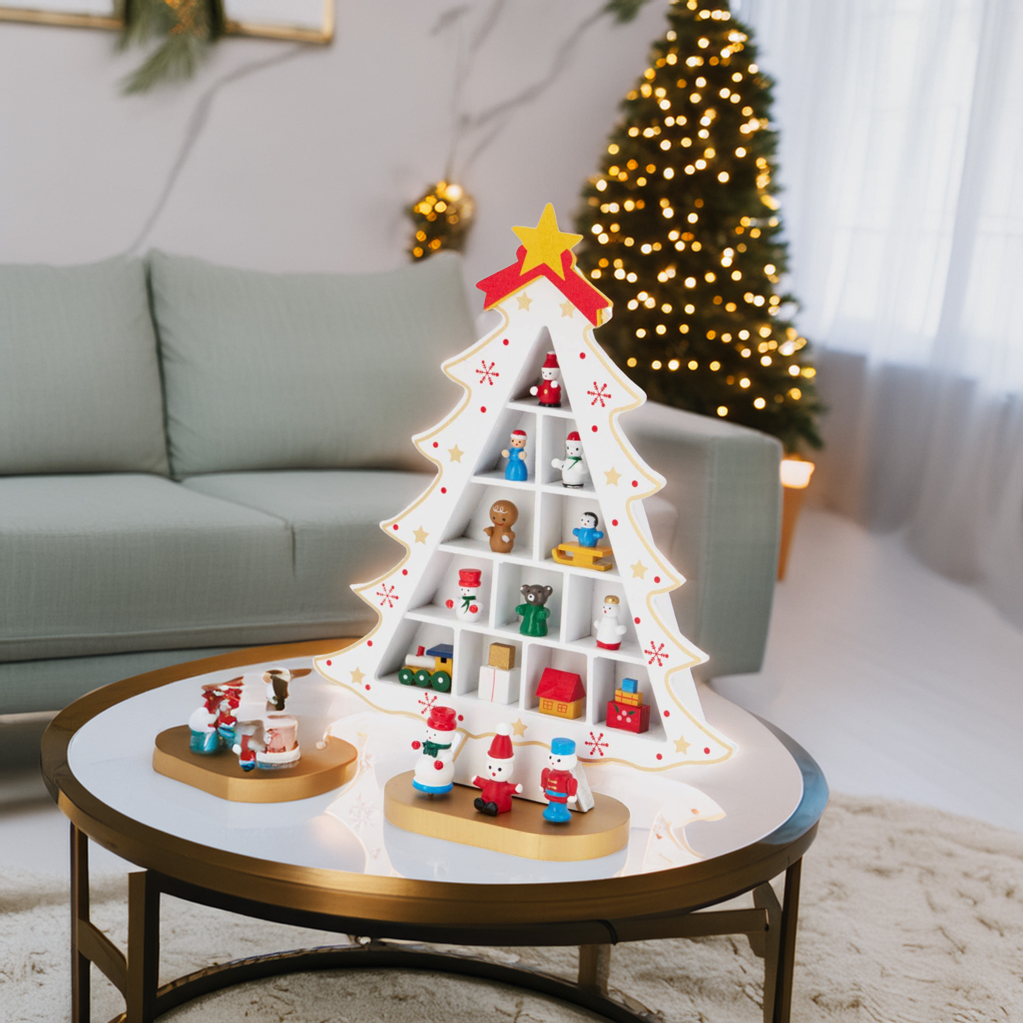 Un estante en forma de árbol de Navidad lleno de figuras en miniatura, con un árbol de Navidad al fondo. Muñecos de nieve y figuras en una mesa.