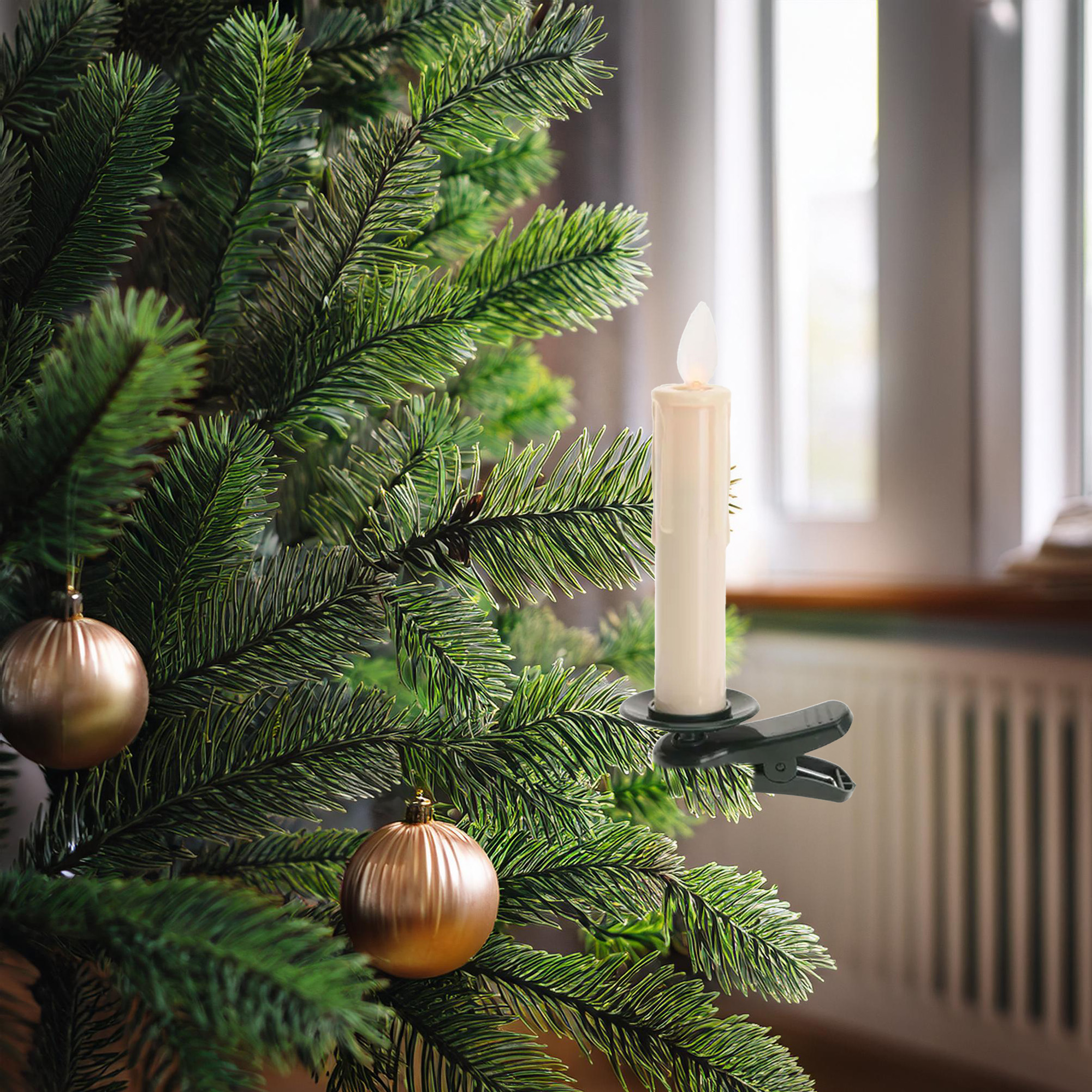 Un árbol de Navidad con adornos dorados y una luz en forma de vela.