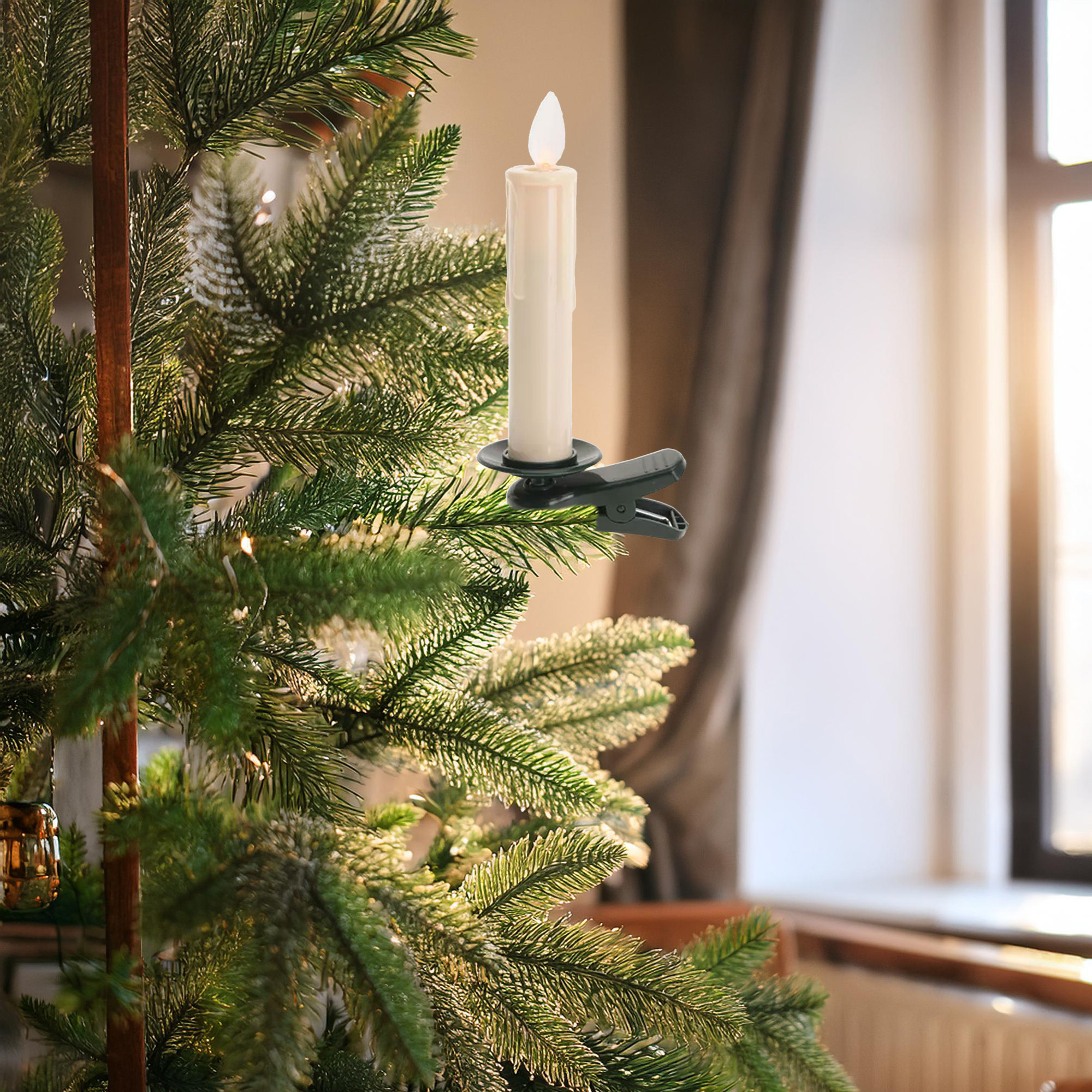 Un árbol de Navidad con una vela encendida sujeta a una rama. Una ventana está en el fondo borroso.