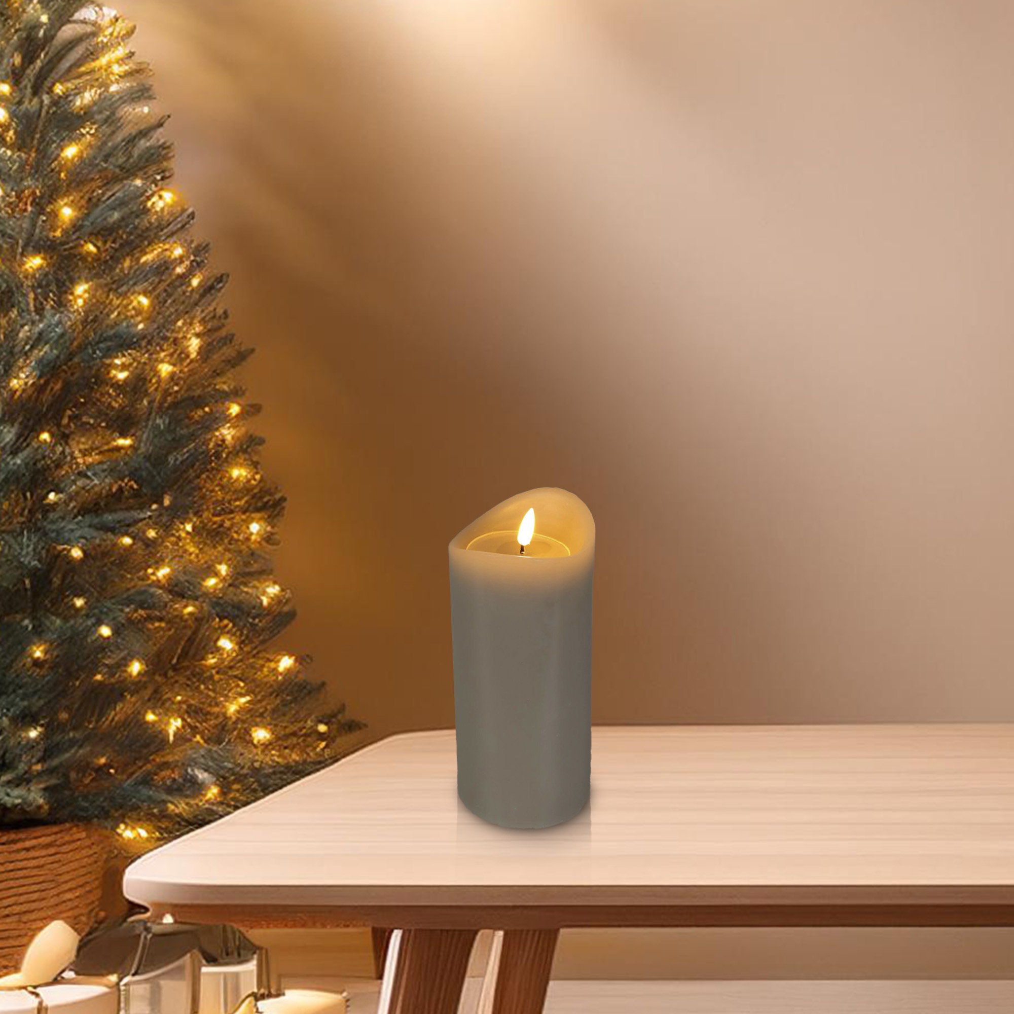 Una vela encendida está sobre una mesa. A la izquierda hay un árbol de Navidad con luces. El fondo es un degradado marrón.