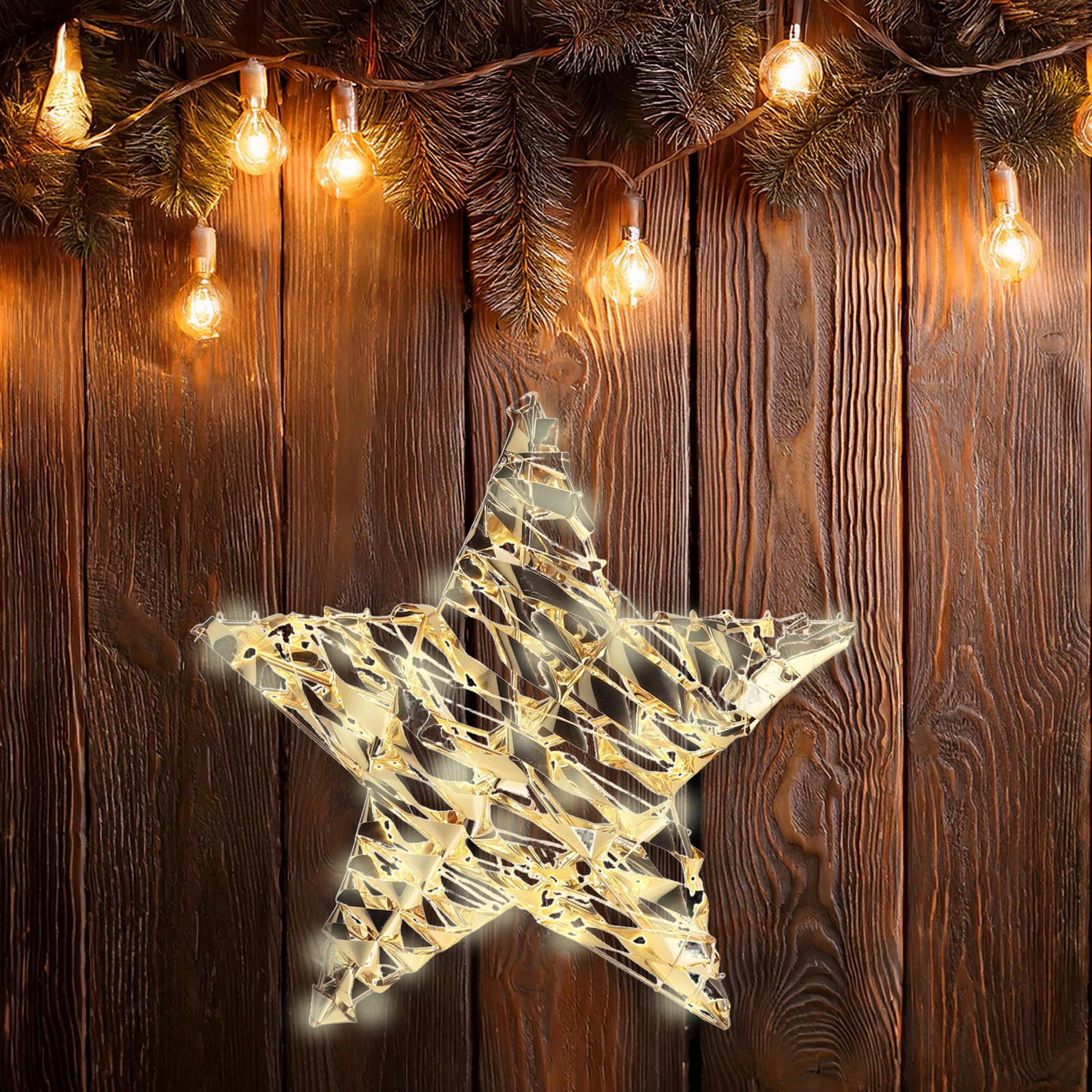 Una estrella brillante cuelga sobre un fondo de madera, con luces arriba.