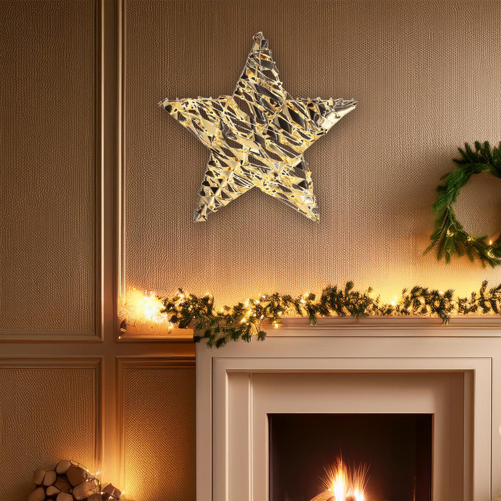 Una decoración de estrella dorada cuelga sobre una chimenea. Una corona y una guirnalda con luces completan la escena festiva.