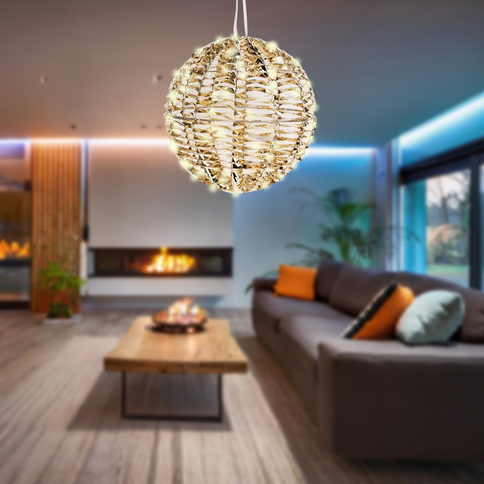 Una lámpara dorada en forma de globo cuelga sobre una sala de estar con chimenea, sofá y mesa de centro. La habitación está bien iluminada.