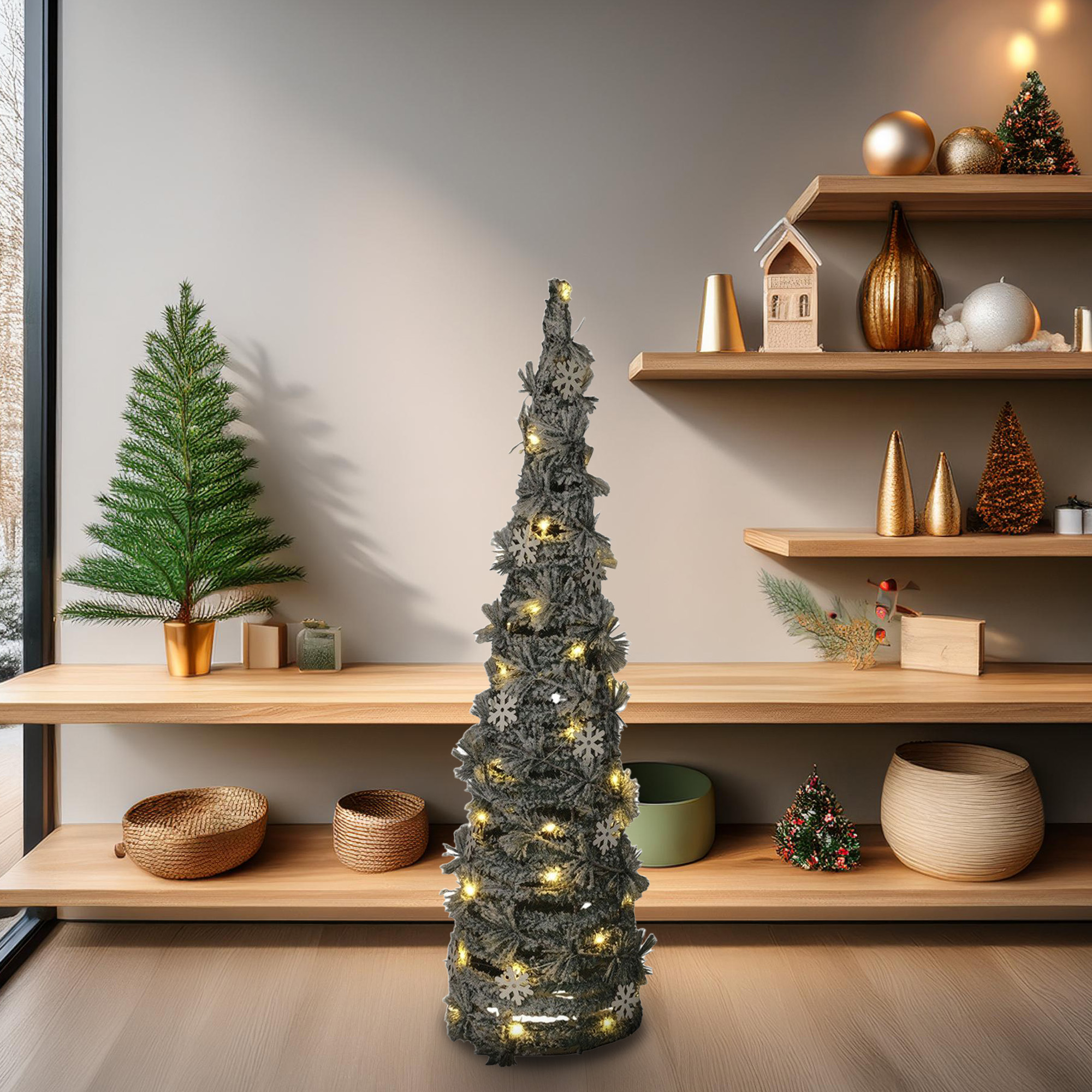 Un árbol de Navidad decorado en una habitación con estantes. El árbol está iluminado con luces y copos de nieve.