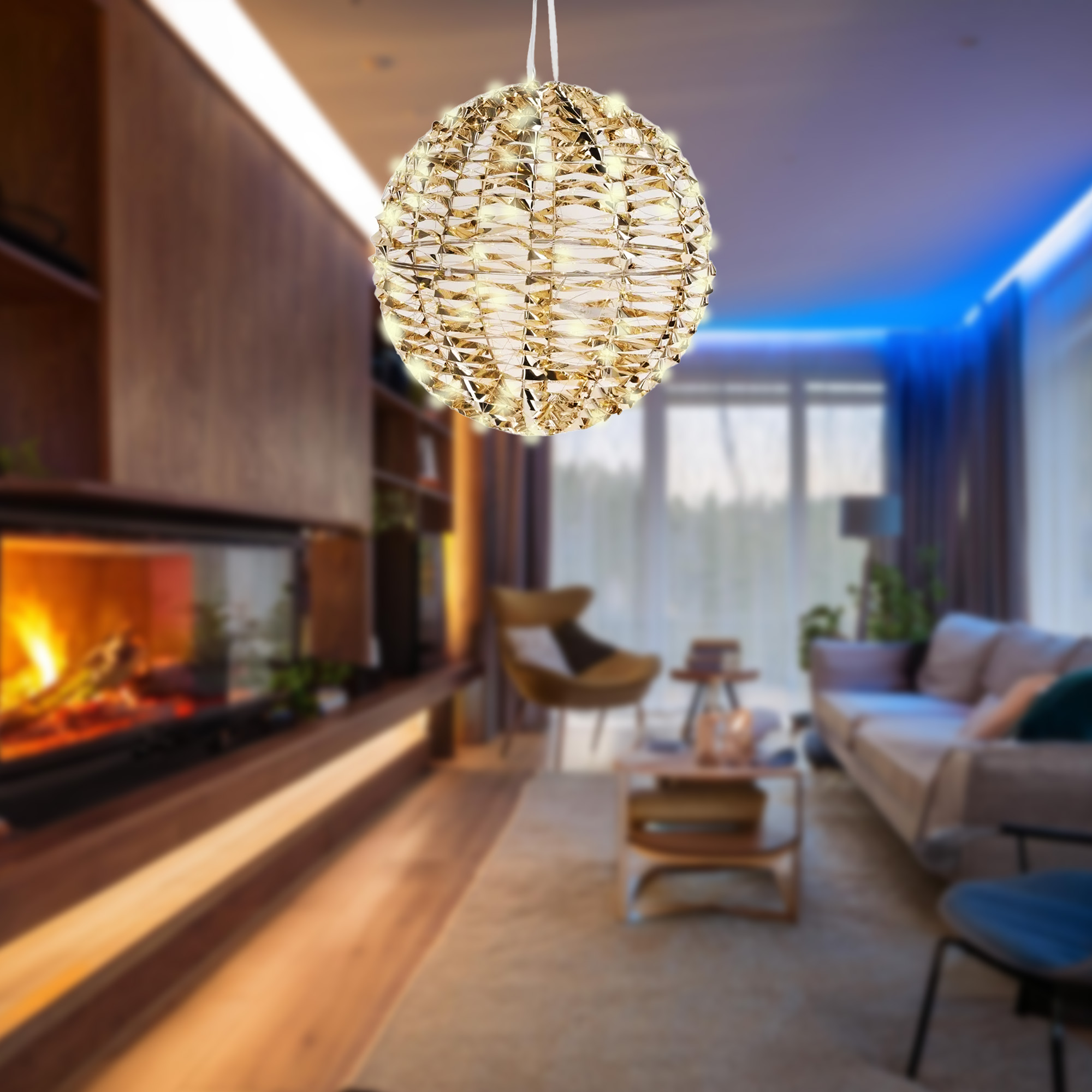 Una lámpara dorada en forma de esfera cuelga en un salón con chimenea y sofá, diseño moderno.