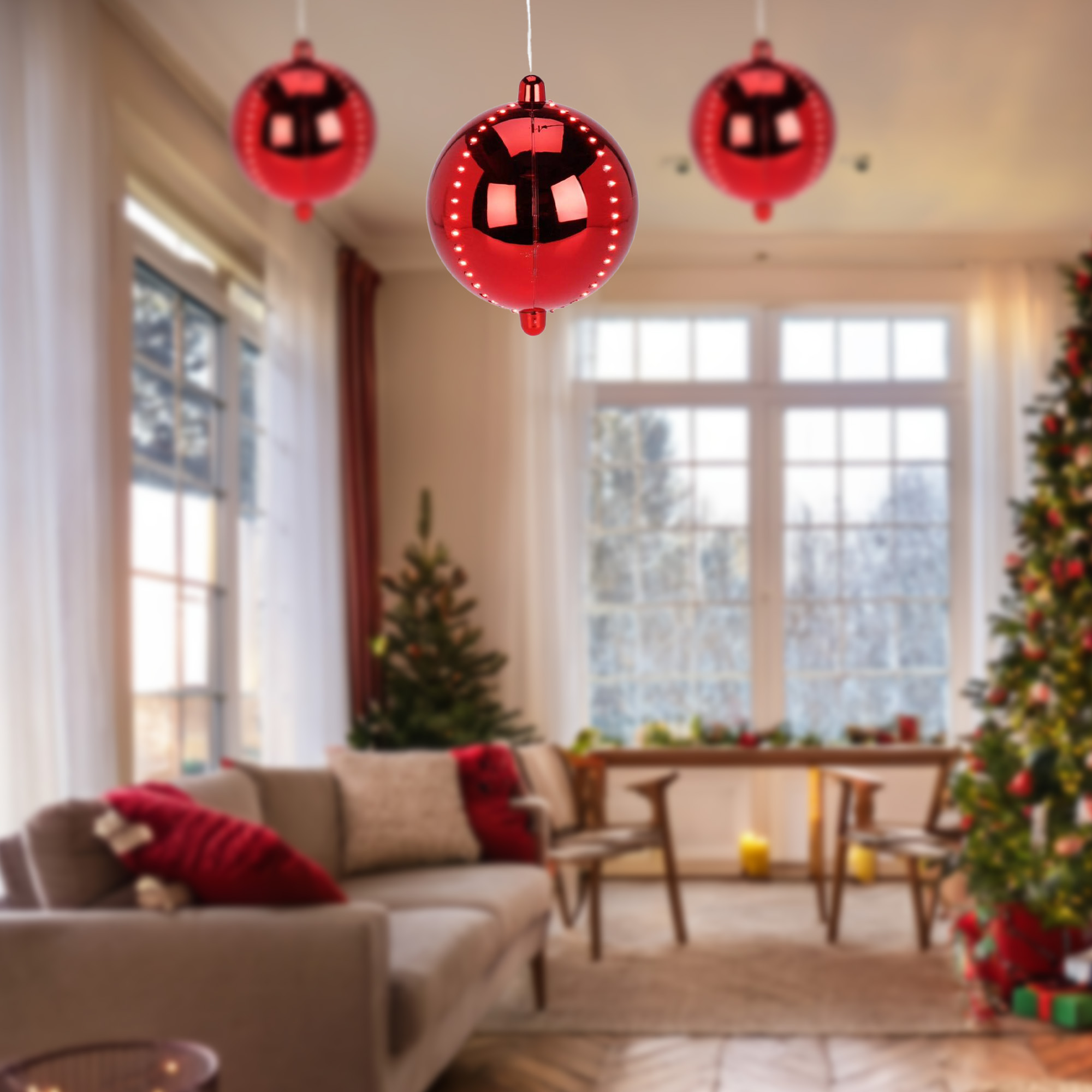 Adornos navideños rojos cuelgan en una habitación con un árbol de Navidad. También se ven un sofá y una mesa.