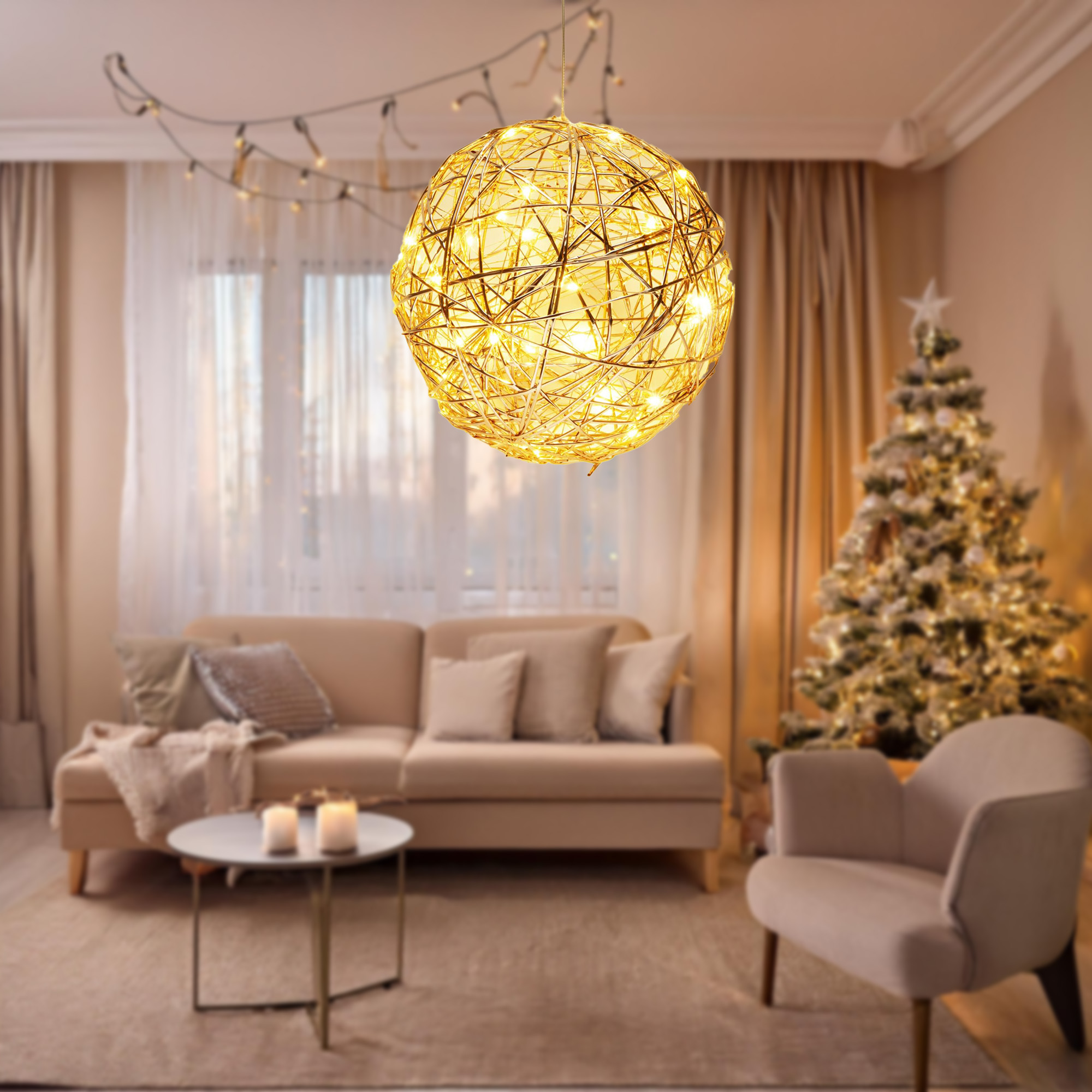 Una lámpara dorada en forma de esfera iluminada cuelga sobre un salón acogedor con un árbol de Navidad y un sofá.