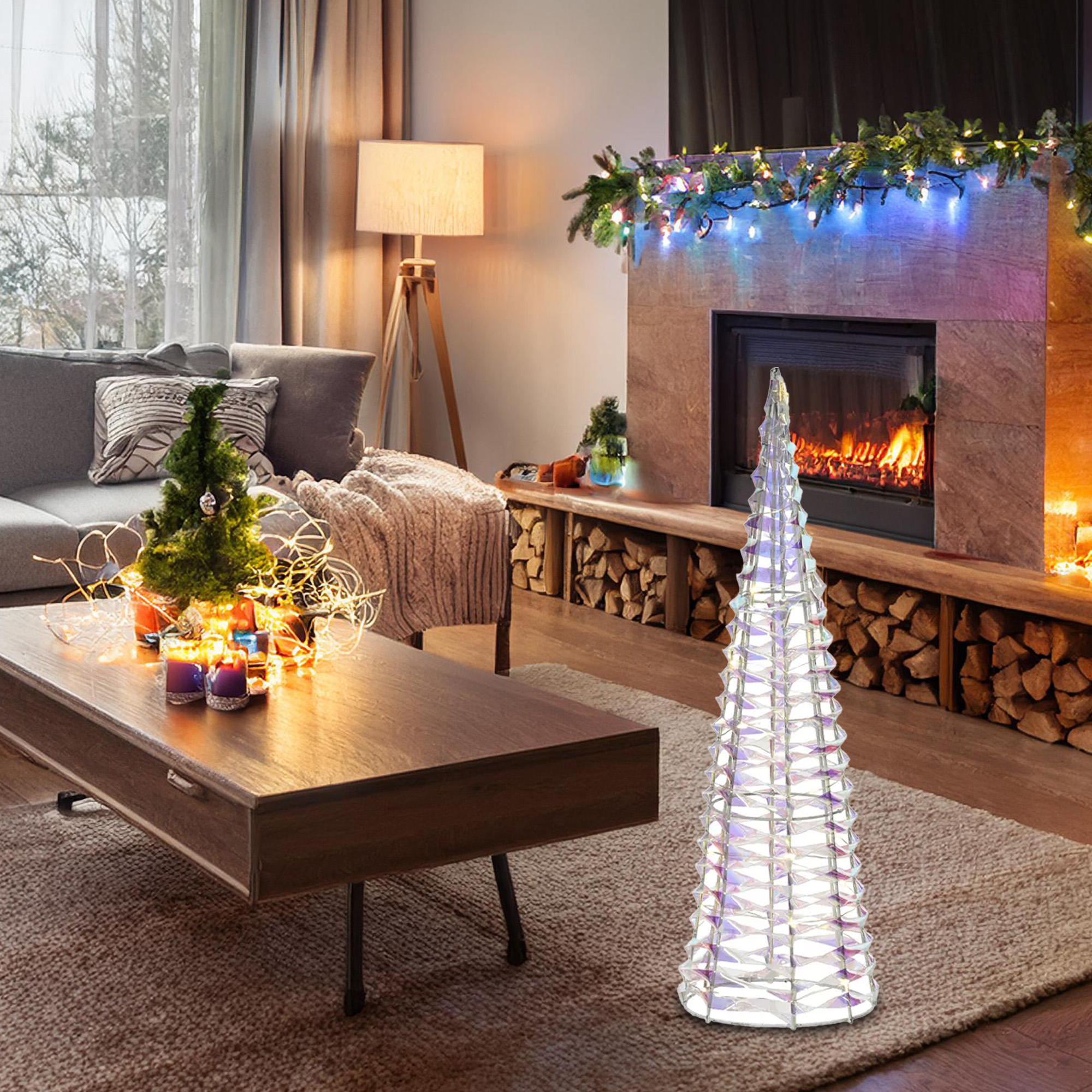 Salón con chimenea encendida, árbol de Navidad y luces decorativas. Un árbol de cristal en primer plano.