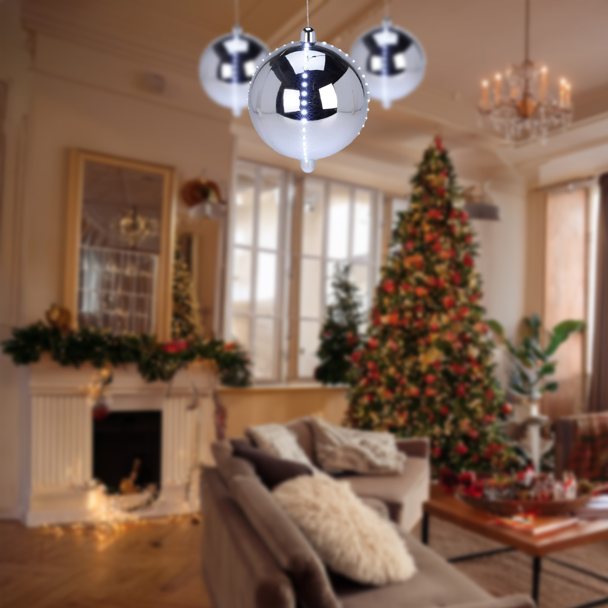 Interior navideño con adornos plateados, árbol de Navidad, chimenea, sofá y candelabro. Fondo borroso.