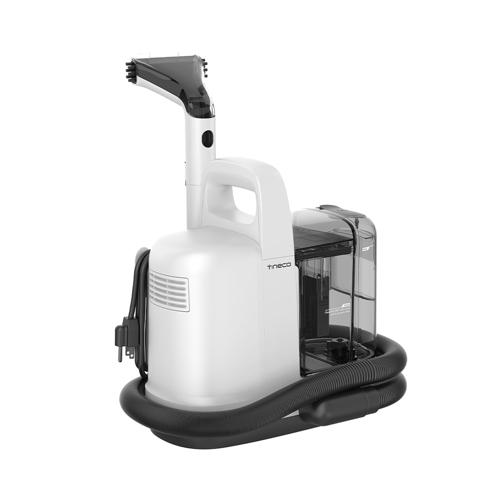 Biało-czarny odkurzacz do dywanów Tineco. Ma uchwyt, wąż i przezroczysty zbiornik na wodę. Odkurzacz jest na białym tle.