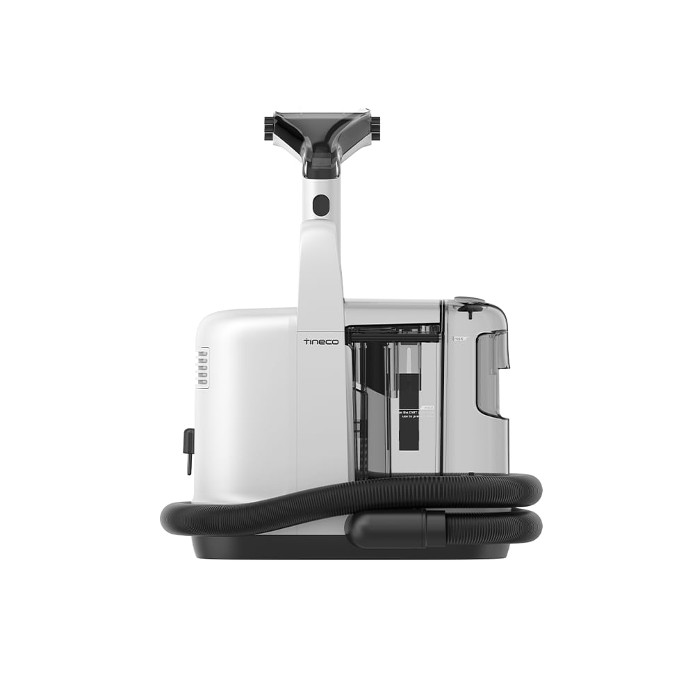 Widoczna jest biało-czarna myjka do dywanów Tineco. Ma uchwyt, zbiornik na wodę i wąż. Tło jest białe.