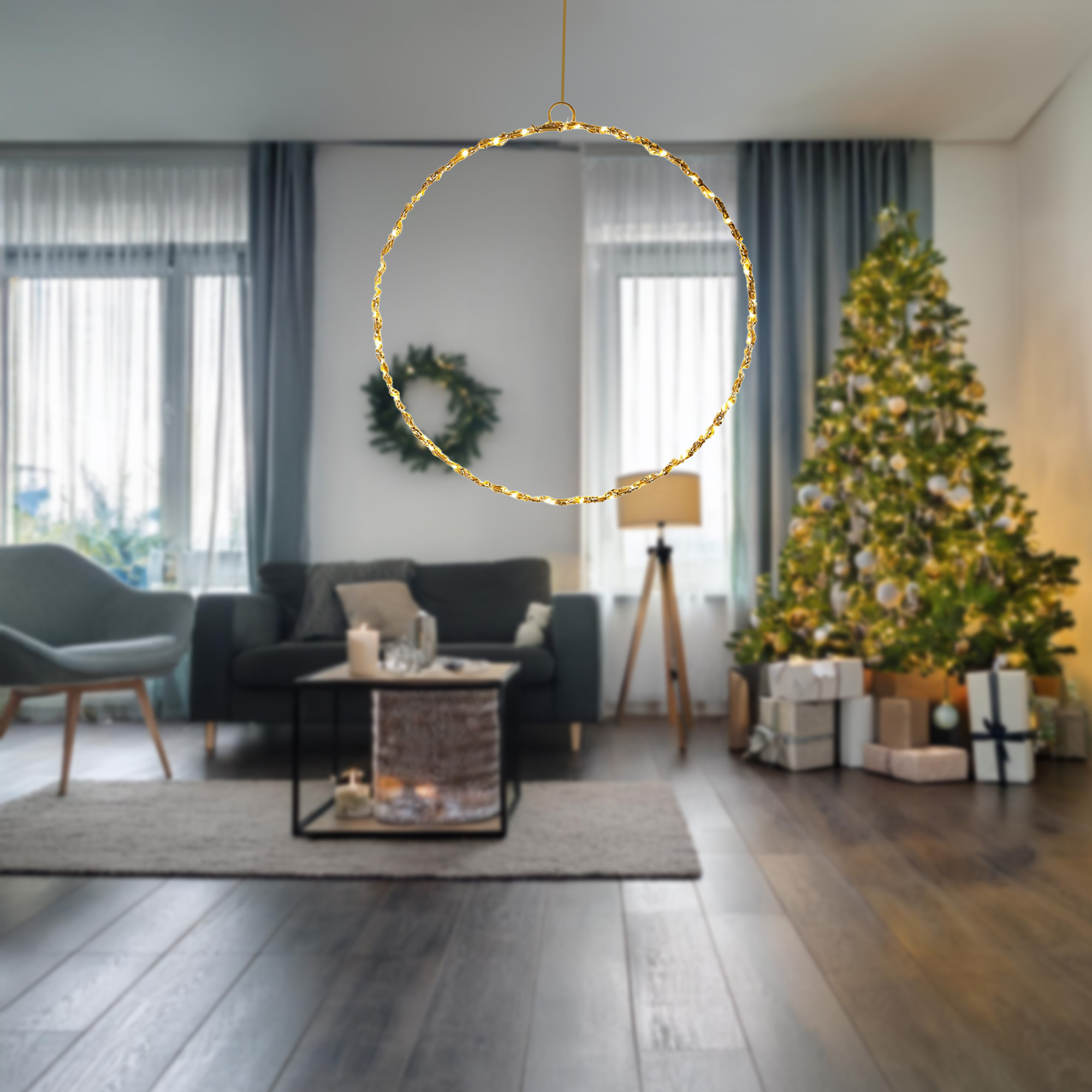 Un salón con un árbol de Navidad. Una luz dorada en forma de anillo cuelga del techo. Los regalos están debajo del árbol.