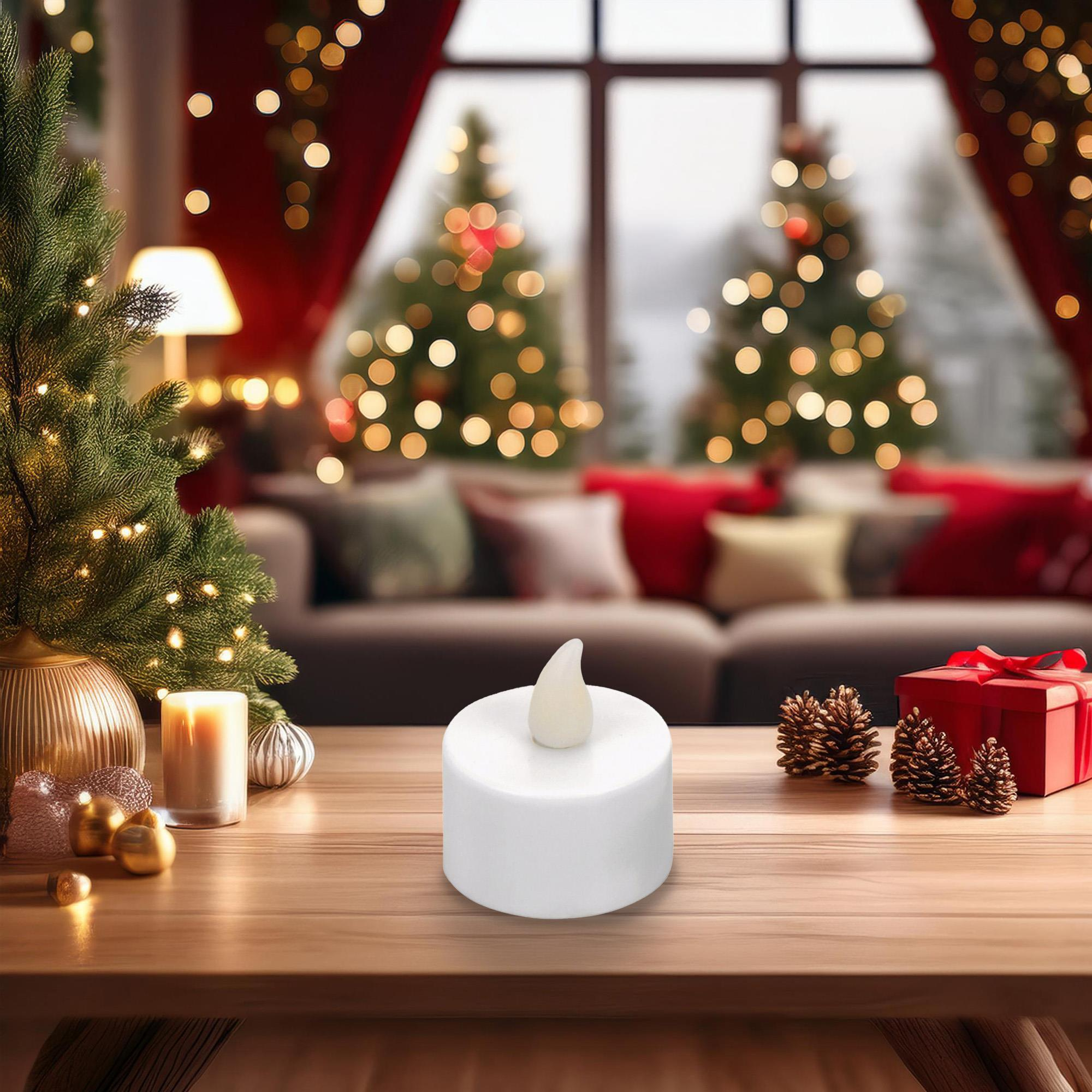 Una escena navideña con una vela blanca, un árbol de Navidad y una caja de regalo sobre una mesa de madera, con luces suaves.