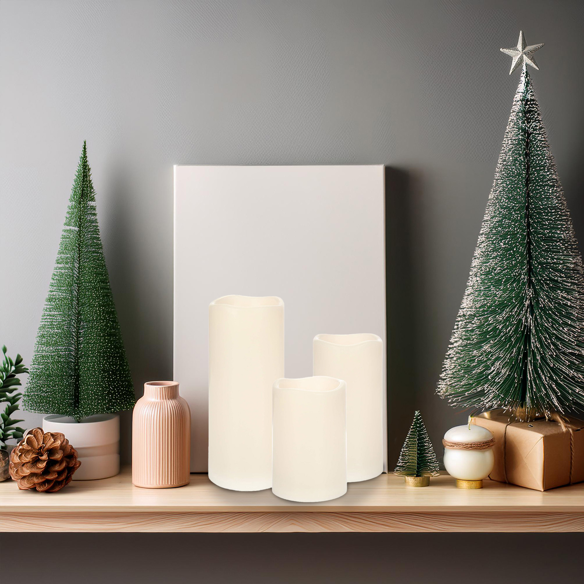 Un estante exhibe adornos navideños: mini árboles, velas, un árbol con estrella, una caja de regalo y un lienzo blanco.