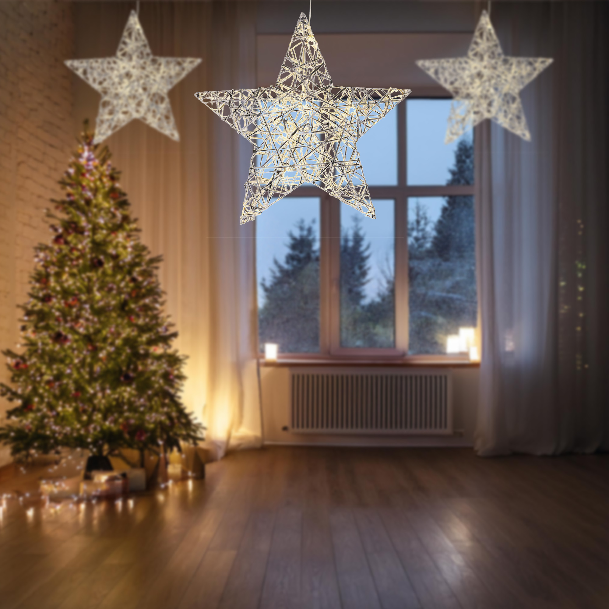 Una escena navideña con un árbol, luces de estrella y una ventana con vista a árboles. Regalos debajo del árbol.