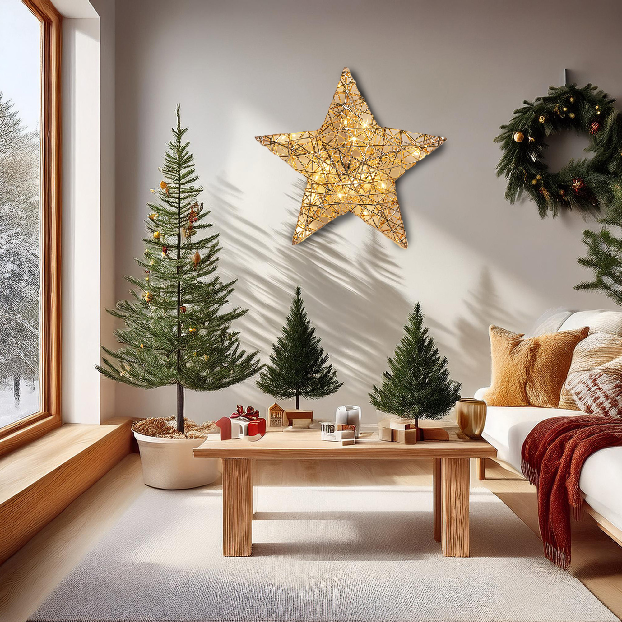 Escena navideña: árboles, luz de estrella, corona, regalos, sofá y ventana con vista nevada. Acogedor y festivo.