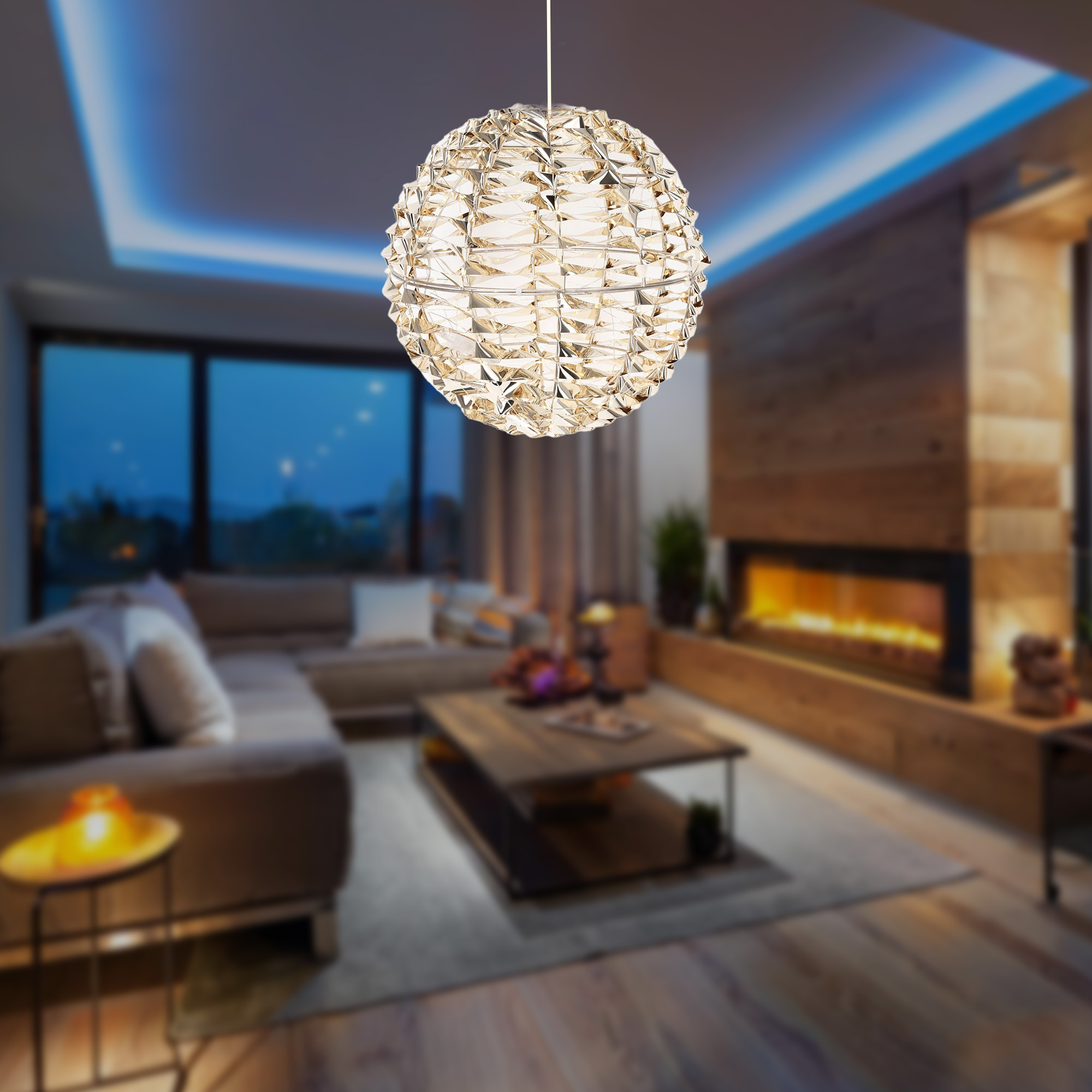 Un salón moderno con una lámpara de bola de cristal. Chimenea, sofá y ventanas grandes visibles.