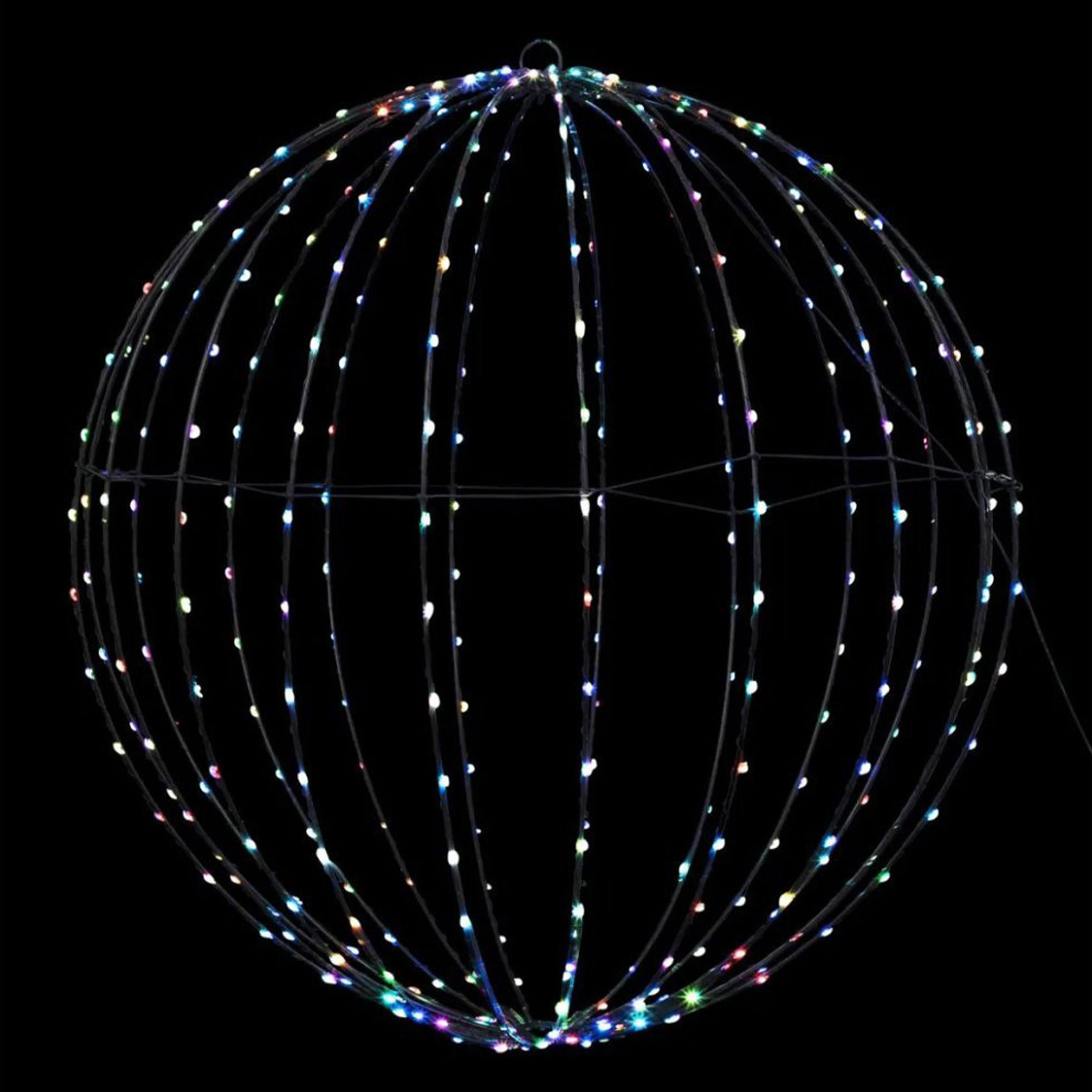 Estructura esférica con muchas luces pequeñas y coloridas sobre fondo negro. Las luces son de varios colores.