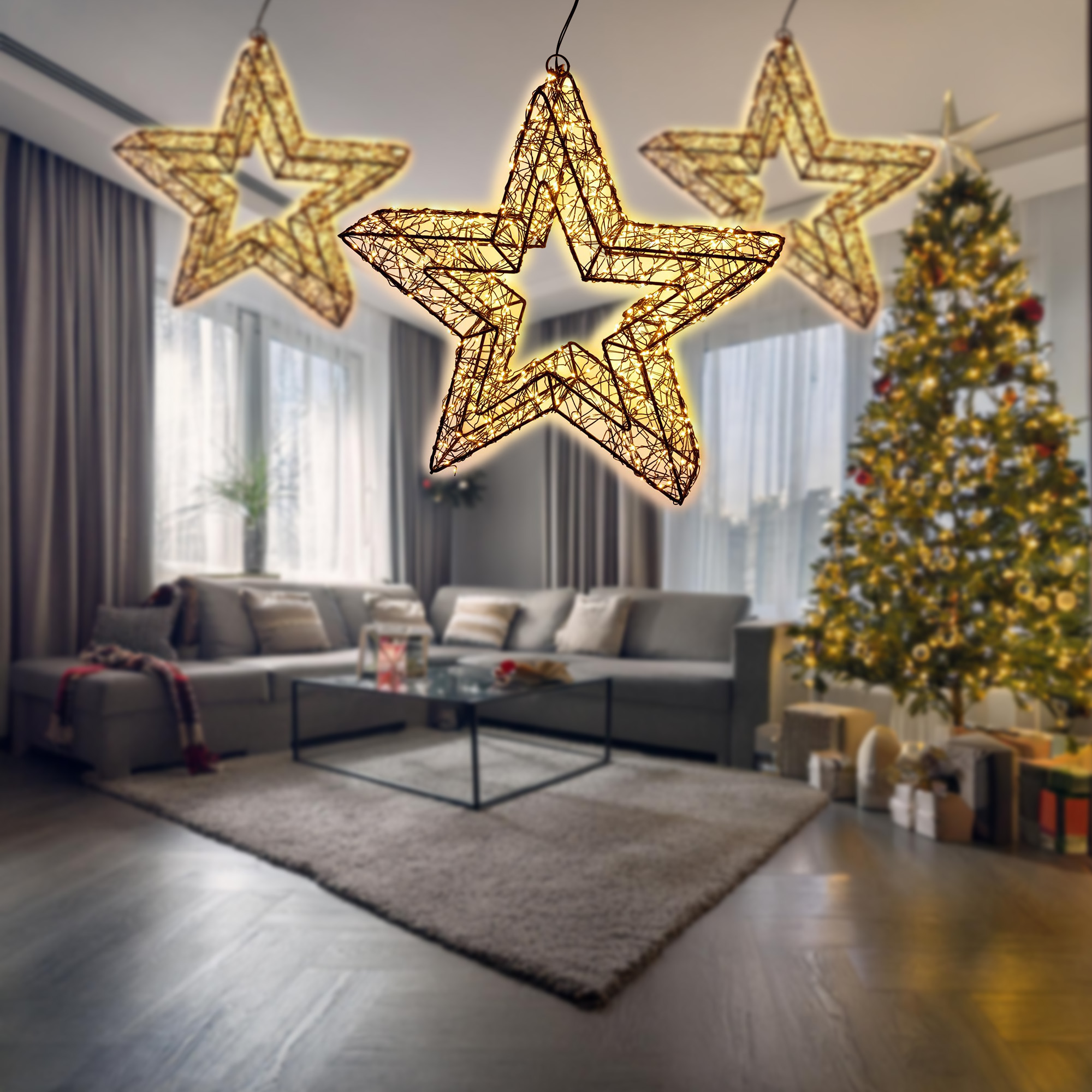 Salón decorado para Navidad, con luces de estrella, un árbol, sofá y regalos.