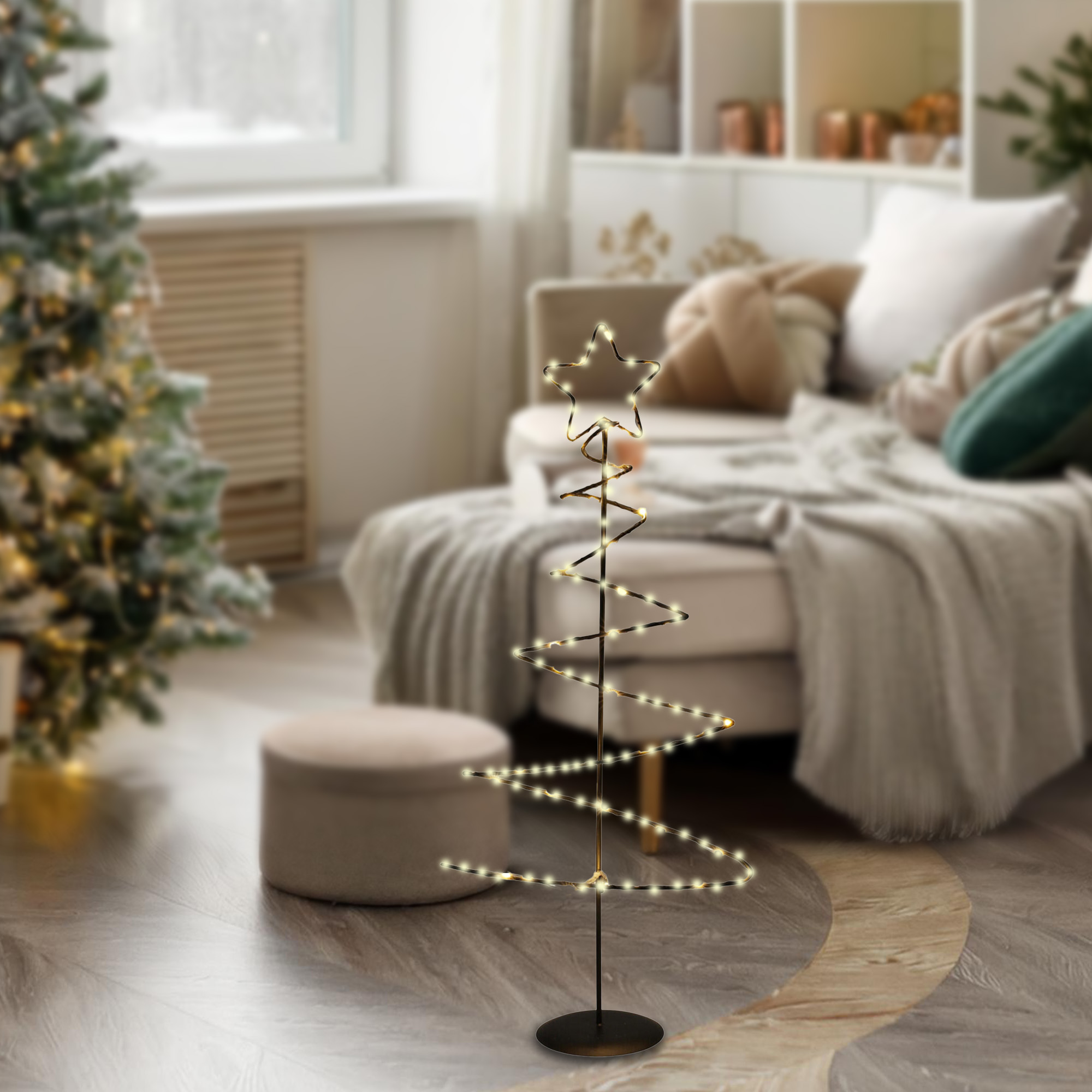Un árbol de Navidad decorativo hecho de luces está en una sala de estar. Hay un árbol de Navidad en el fondo.
