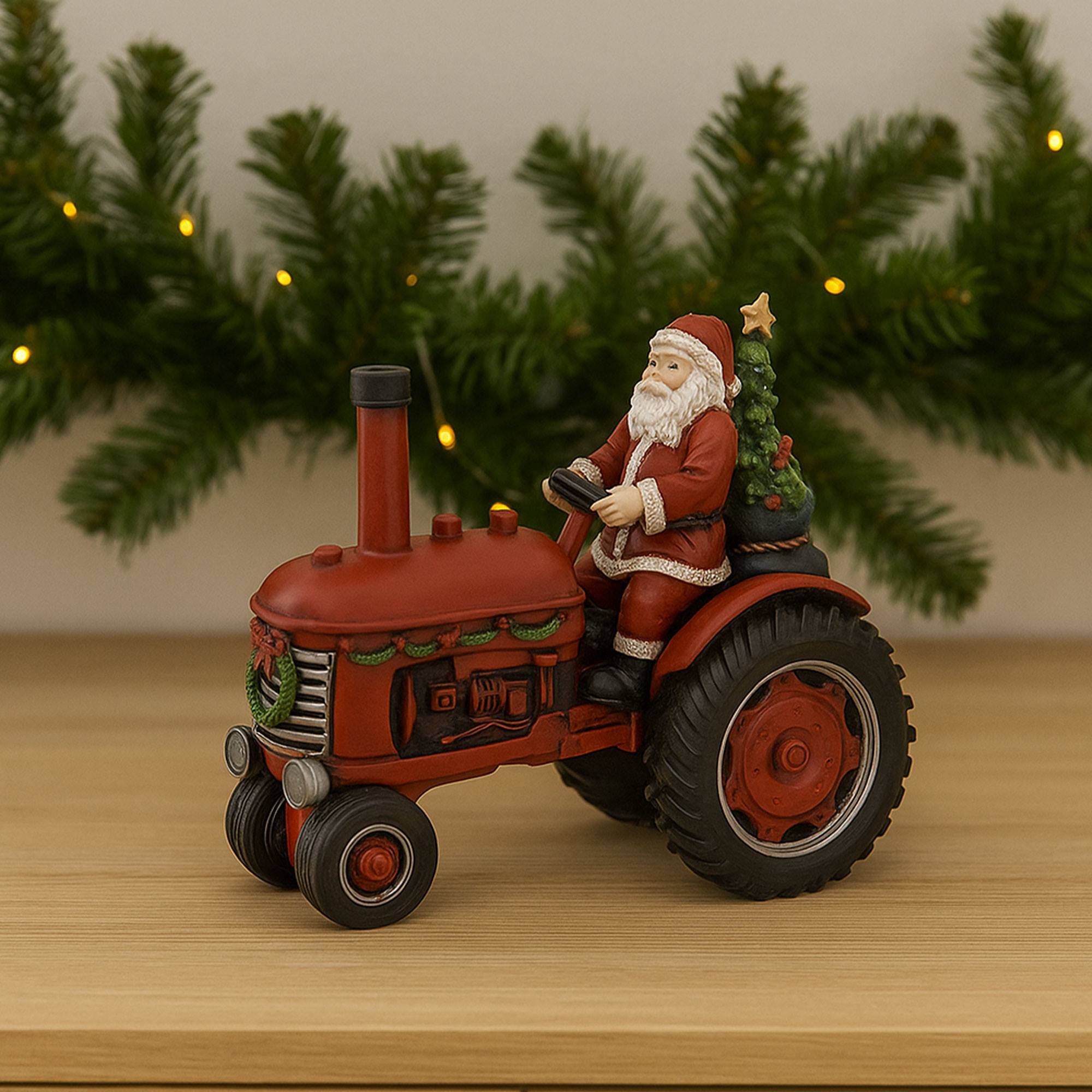 Una figura de tractor rojo con Papá Noel conduciendo y un árbol de Navidad en la parte trasera, sobre un fondo verde borroso.