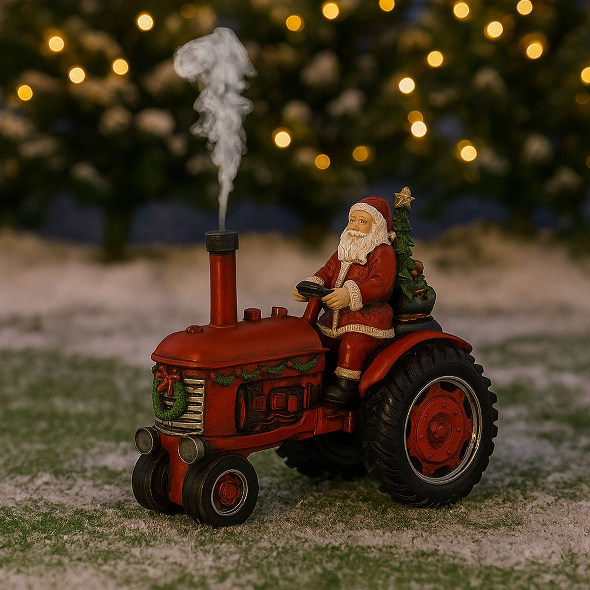 Figura de Papá Noel conduce un tractor rojo con un árbol de Navidad. Sale humo de la chimenea. El fondo tiene luces bokeh.