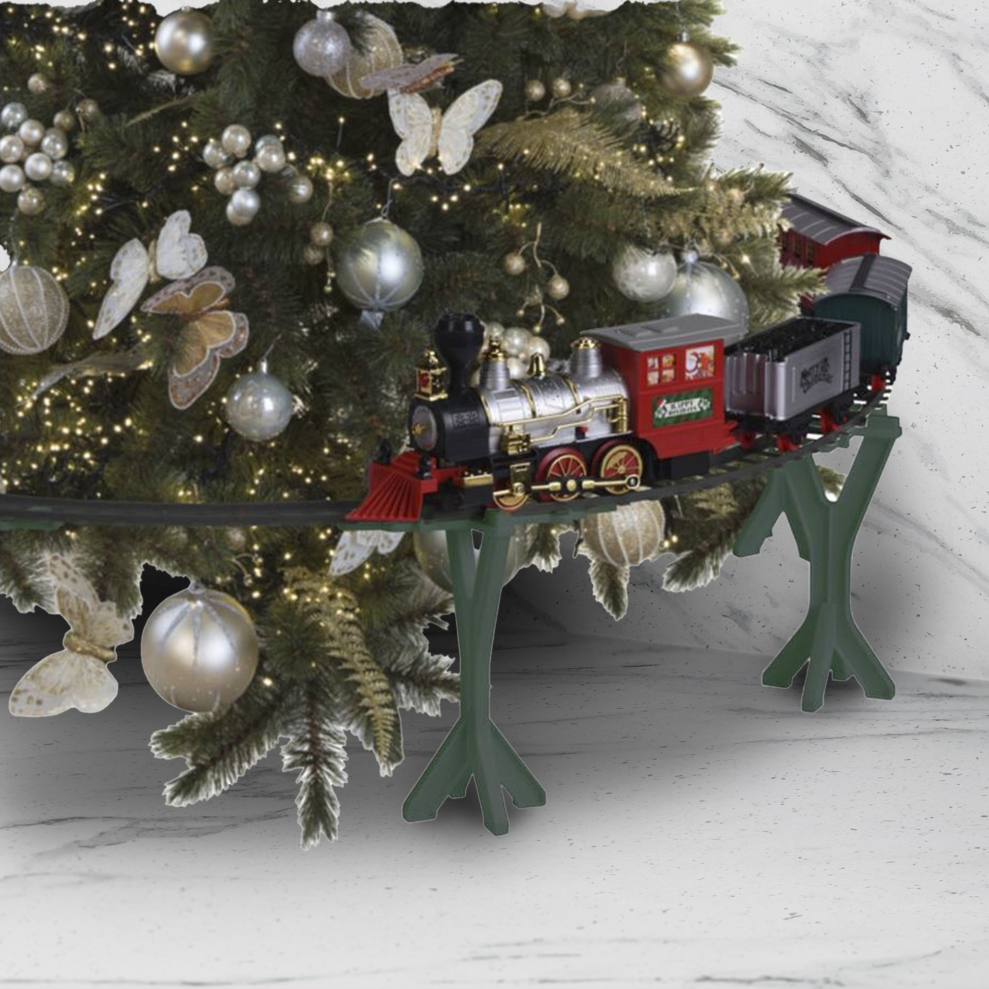 Un árbol de Navidad con adornos y luces, un tren de juguete sobre una vía y decoraciones de mariposas.