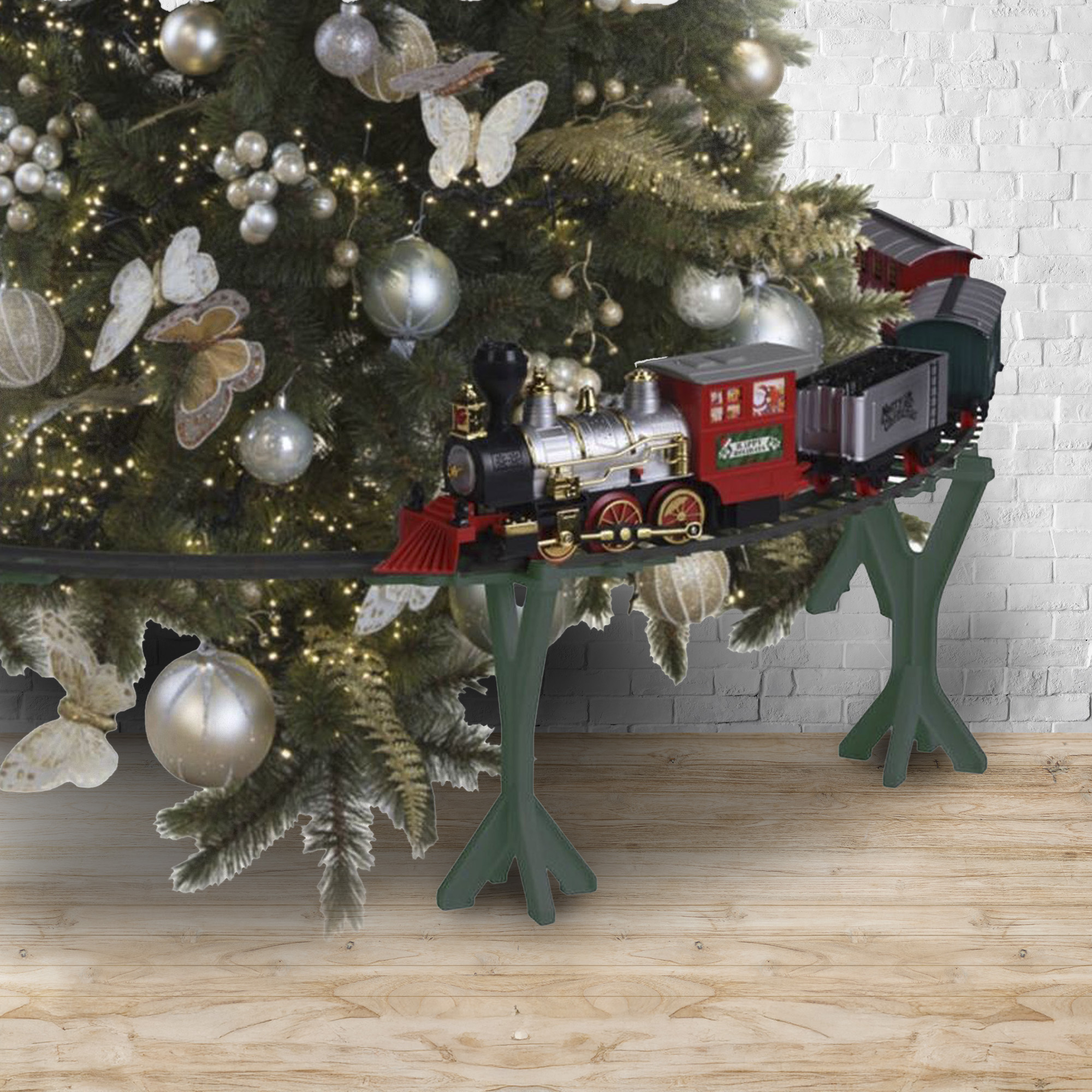 Un árbol de Navidad con adornos y luces, un tren de juguete sobre una vía. Fondo: pared de ladrillo y suelo de madera.