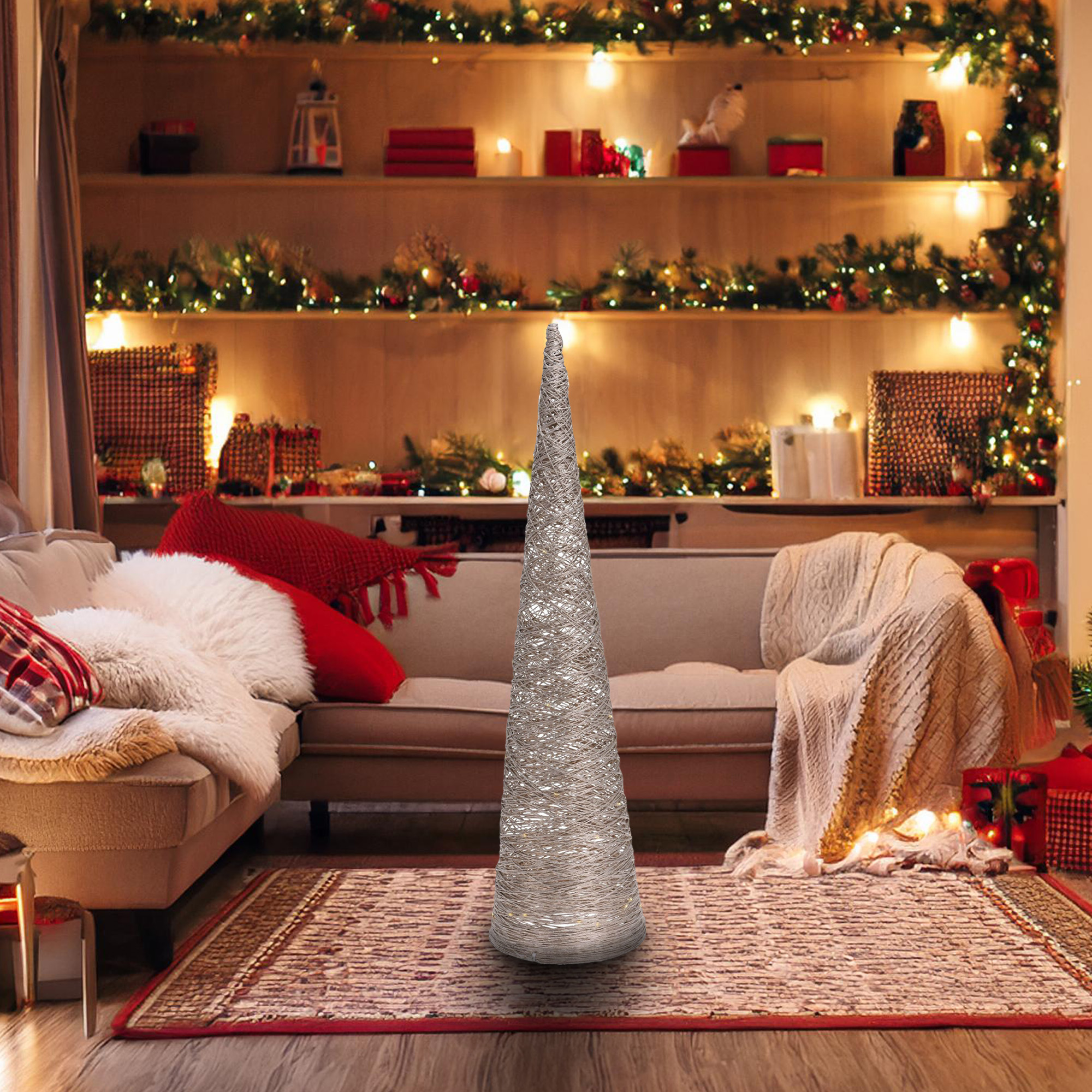 Salón decorado con un árbol de Navidad de alambre plateado. Sofá, alfombra, estanterías y luces completan la escena festiva.