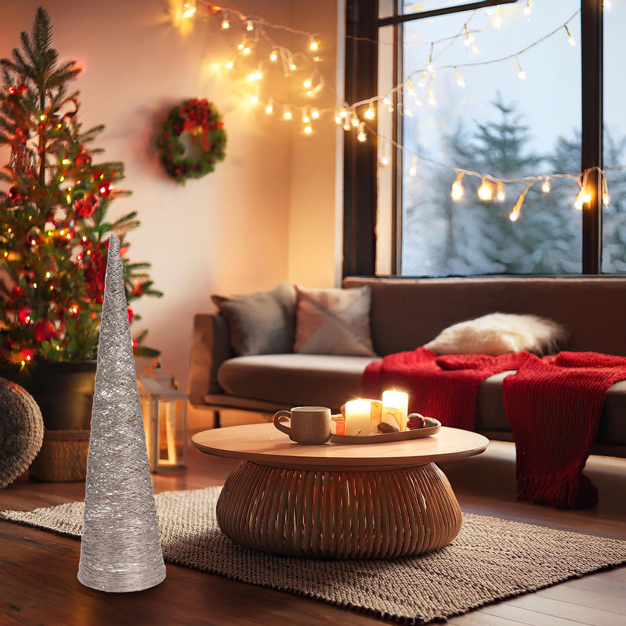 Acogedor salón con árbol de Navidad, árbol decorativo, velas y vista nevada. Luces cálidas crean un ambiente festivo.