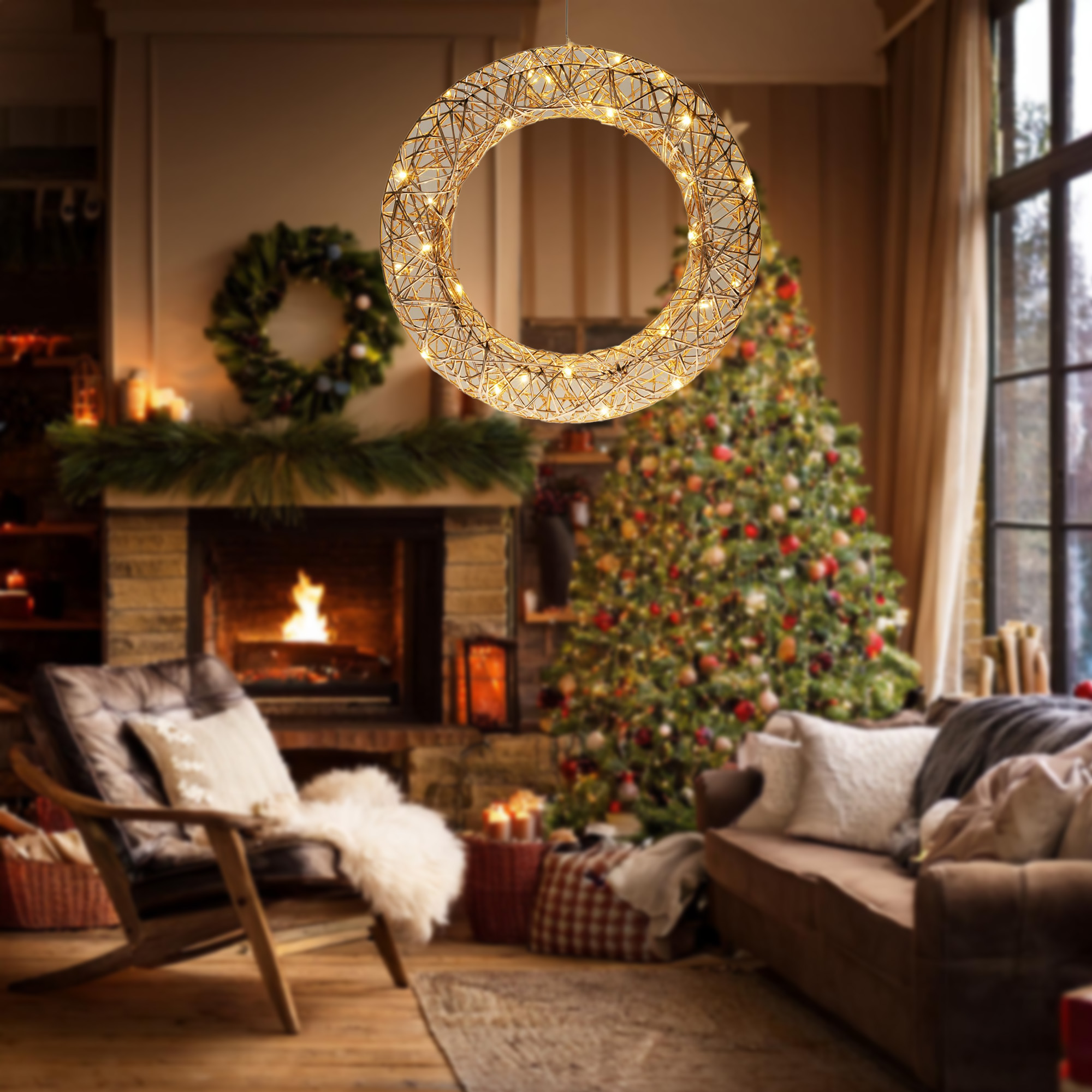 Una escena navideña con una corona, chimenea, árbol de Navidad y un sofá.