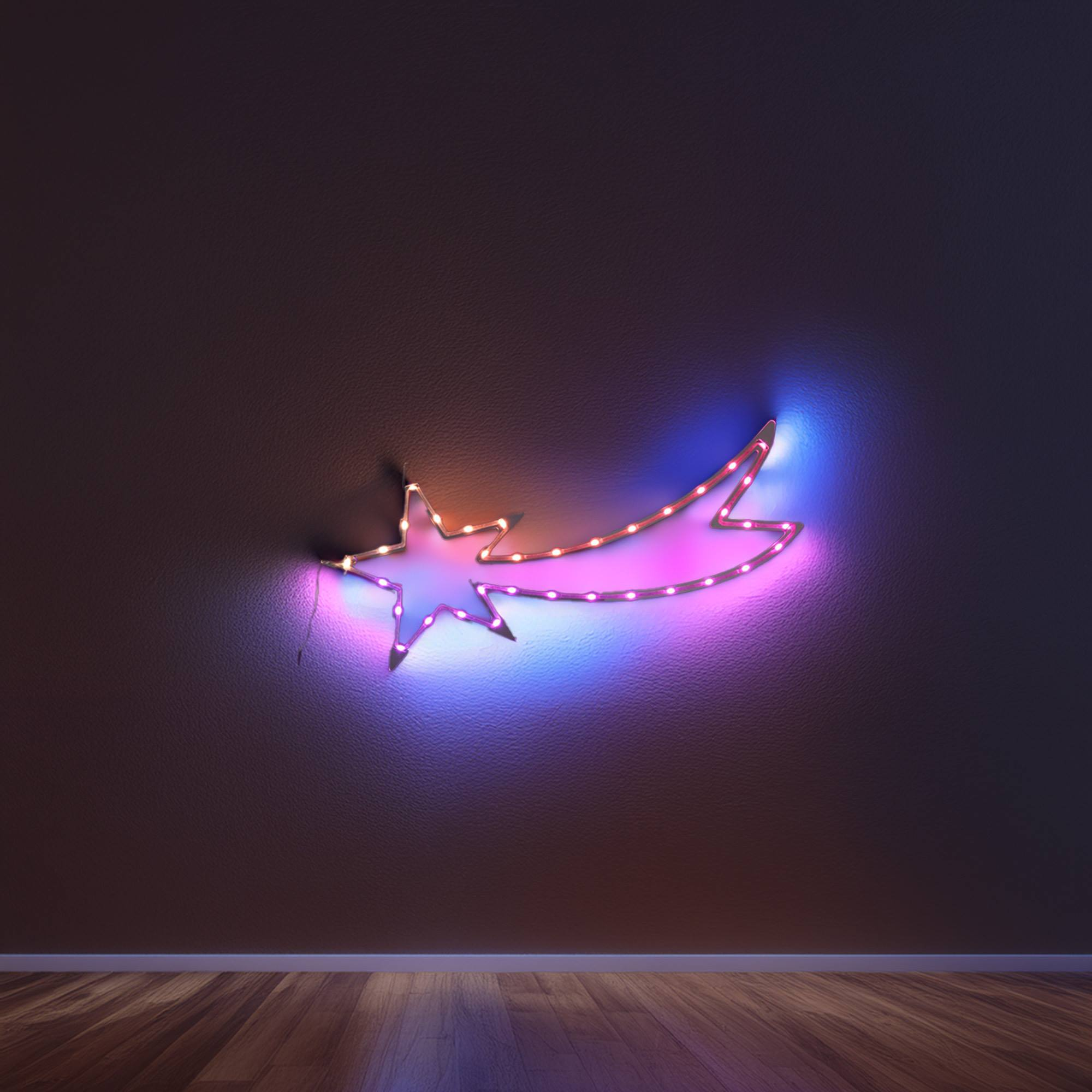 Una estrella brillante con una cola de luces montada en una pared oscura. Suelo de madera en frente.