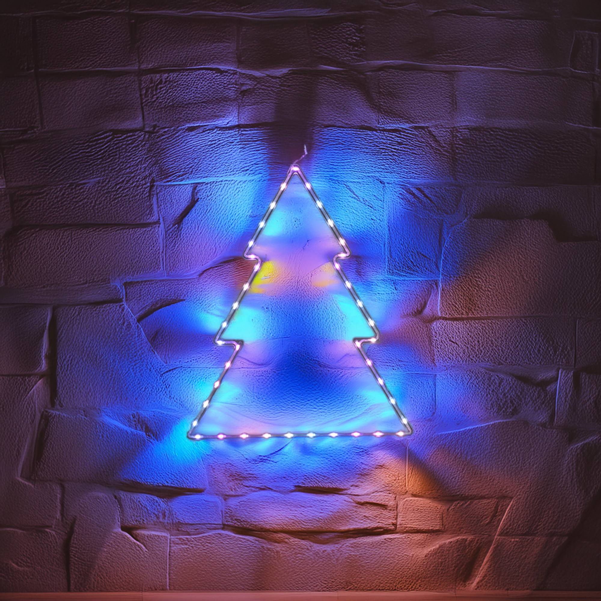 Un árbol de Navidad de luces en una pared de ladrillo, con iluminación púrpura y azul.
