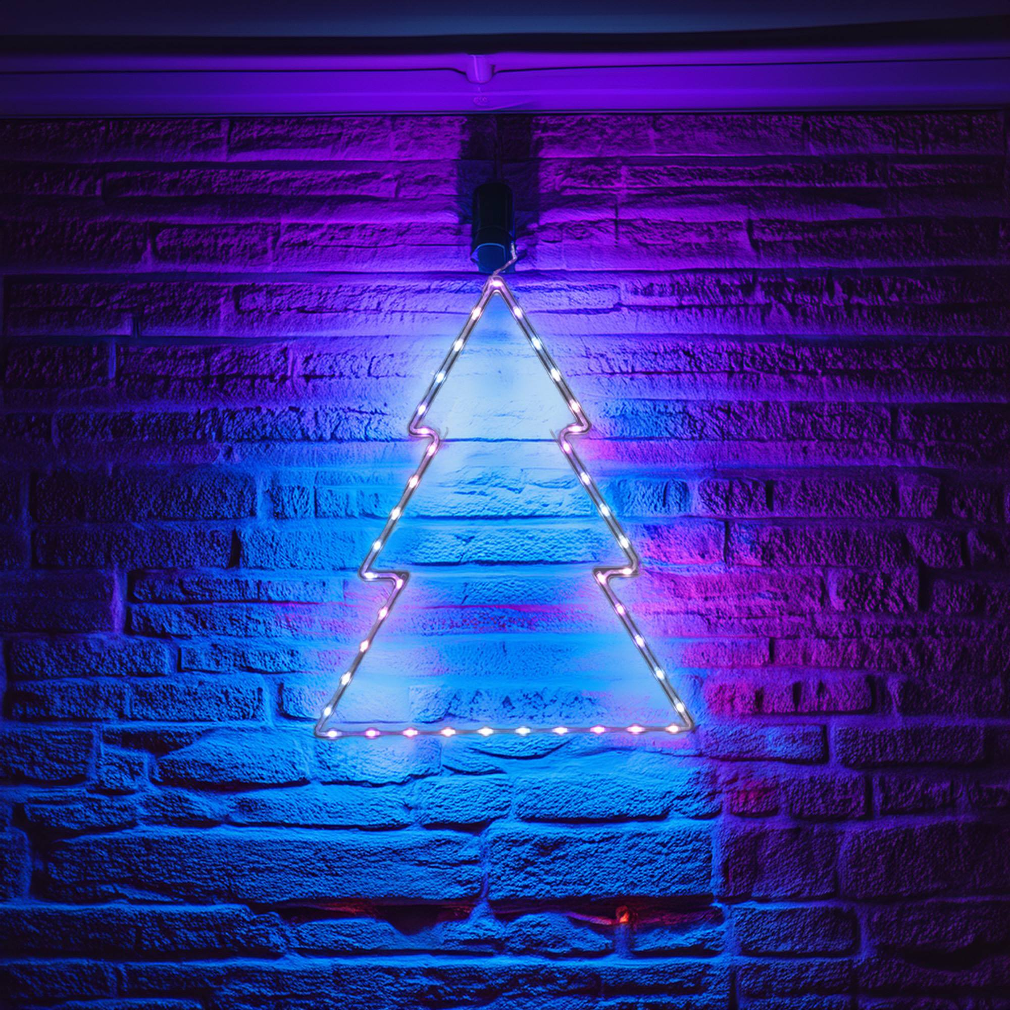 Un árbol de Navidad de neón está en una pared de ladrillos. El árbol tiene luces blancas. La pared está iluminada en azul y morado.