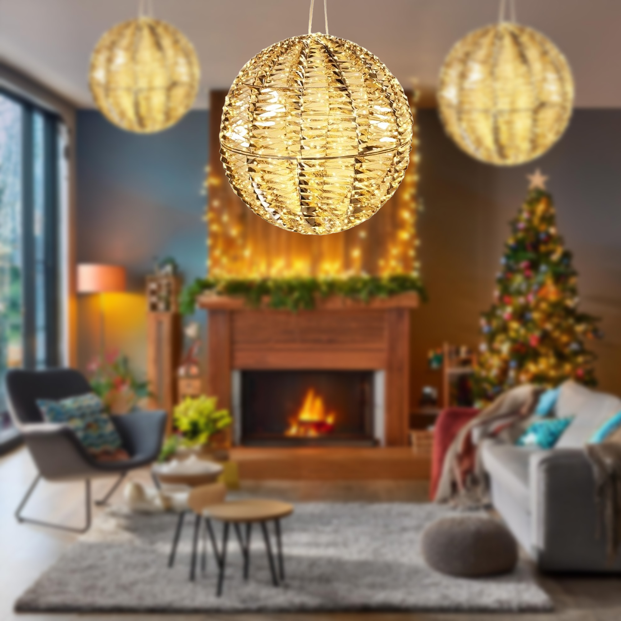 Un salón con decoraciones navideñas. Luces doradas en forma de esfera cuelgan. Al fondo, una chimenea con fuego.