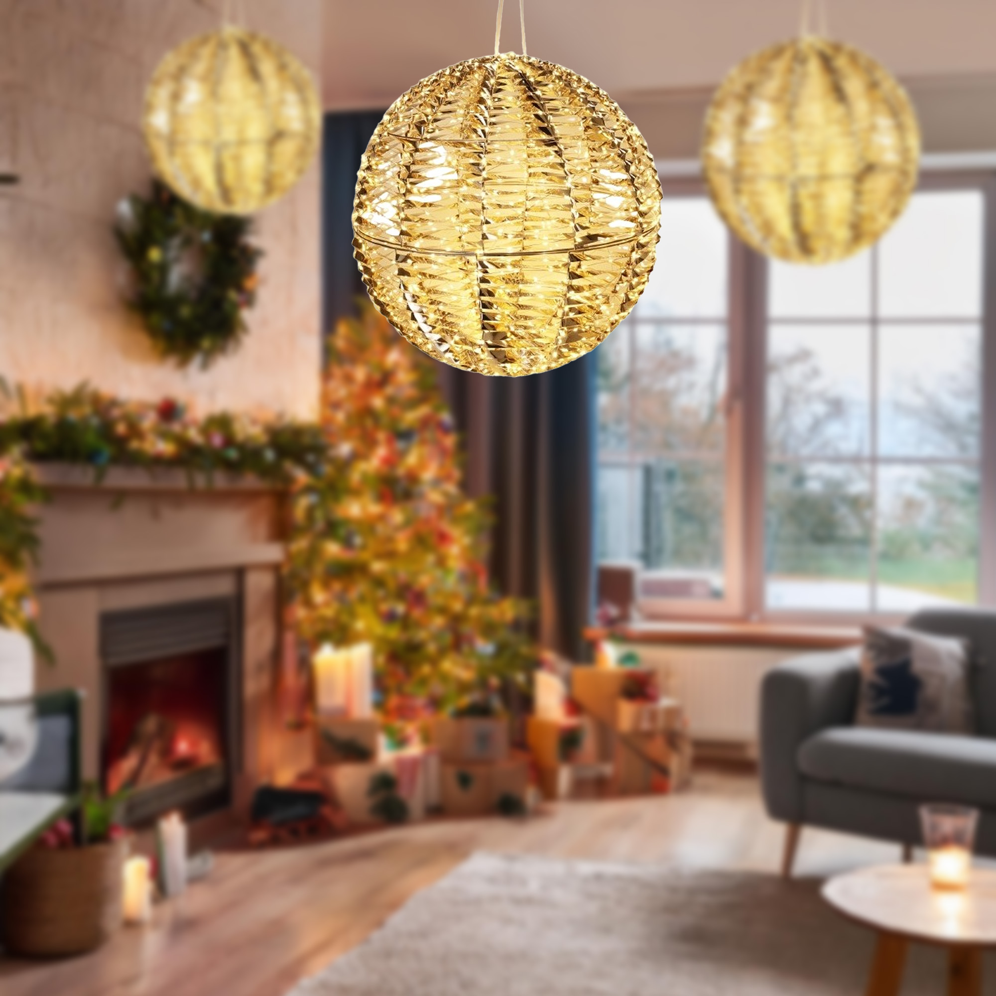 Salón navideño. Tres luces doradas en forma de esfera cuelgan sobre un árbol de Navidad iluminado, chimenea y regalos.