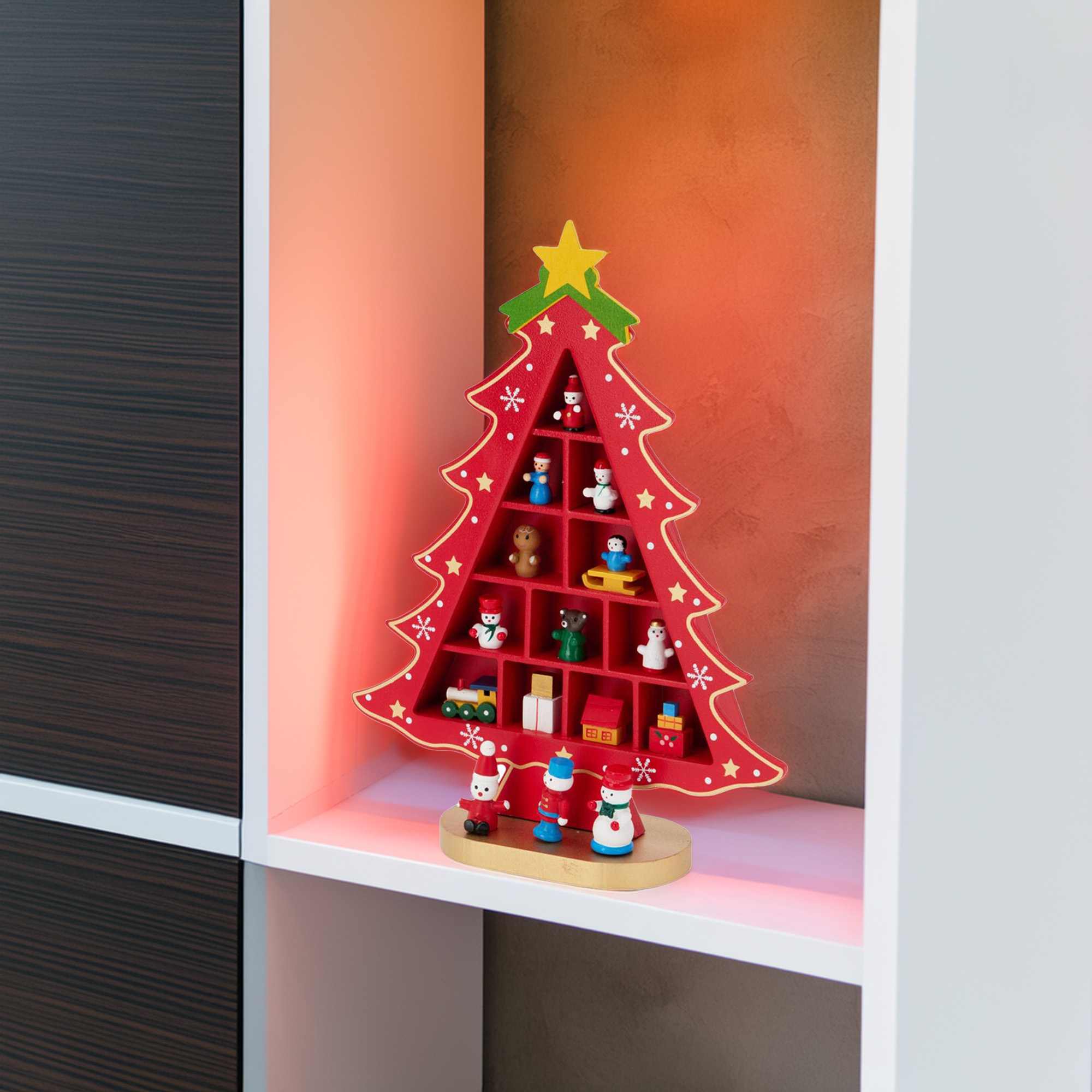 Una estantería de árbol de Navidad de madera roja con decoraciones en el interior. Hay pequeñas figuras de muñecos de nieve, osos y otros objetos.