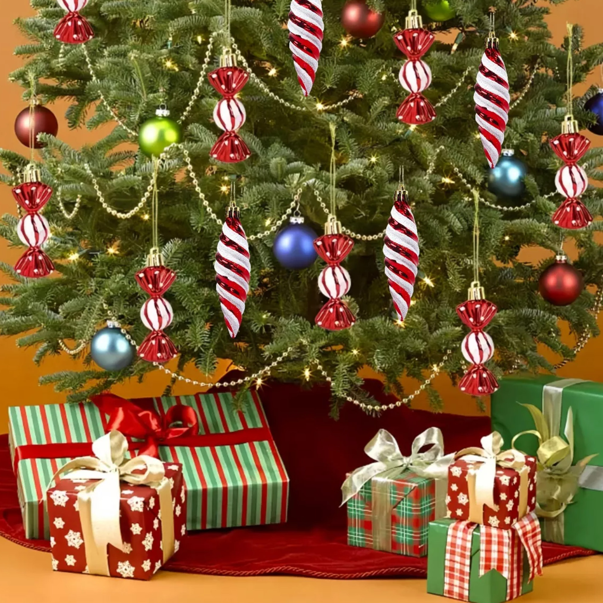 Un árbol de Navidad decorado con adornos, regalos y una falda roja.